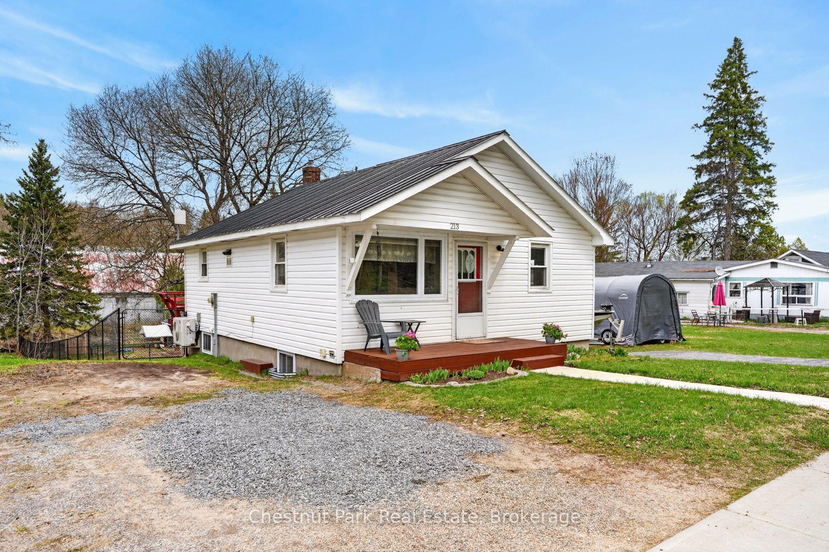 Photo 4 of 213 Yonge Street, Burk's Falls — HOMEH