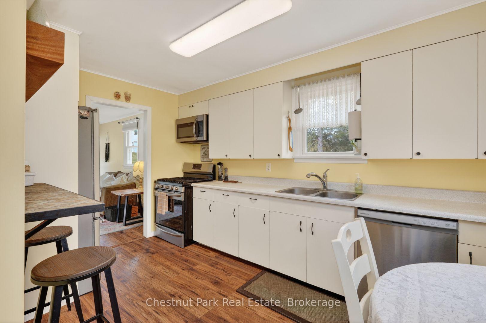 Photo 10 of 213 Yonge Street, Burk's Falls — HOMEH