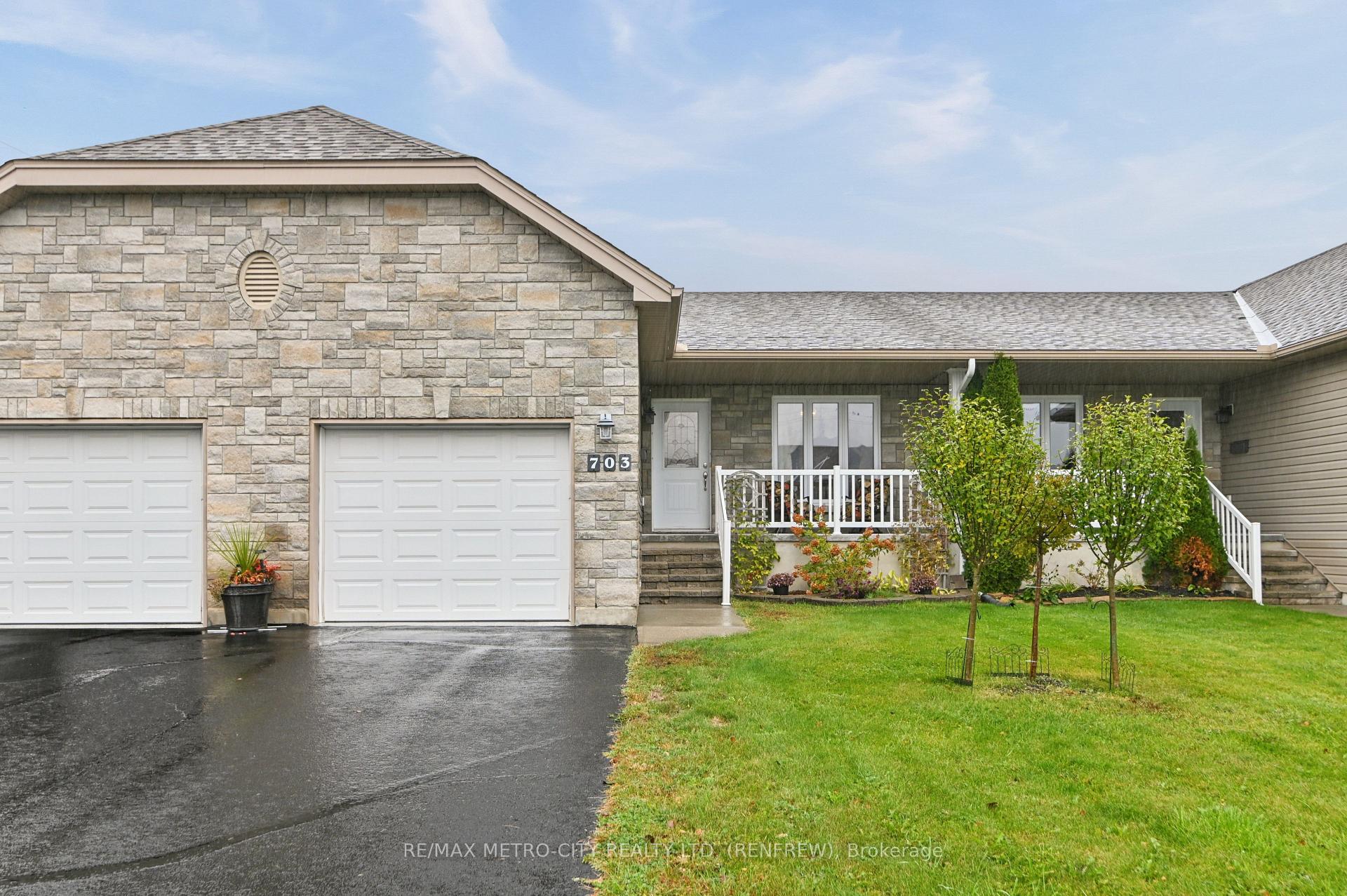 Photo 2 of 703 Aberdeen Street, Renfrew, Renfrew — HOMEH