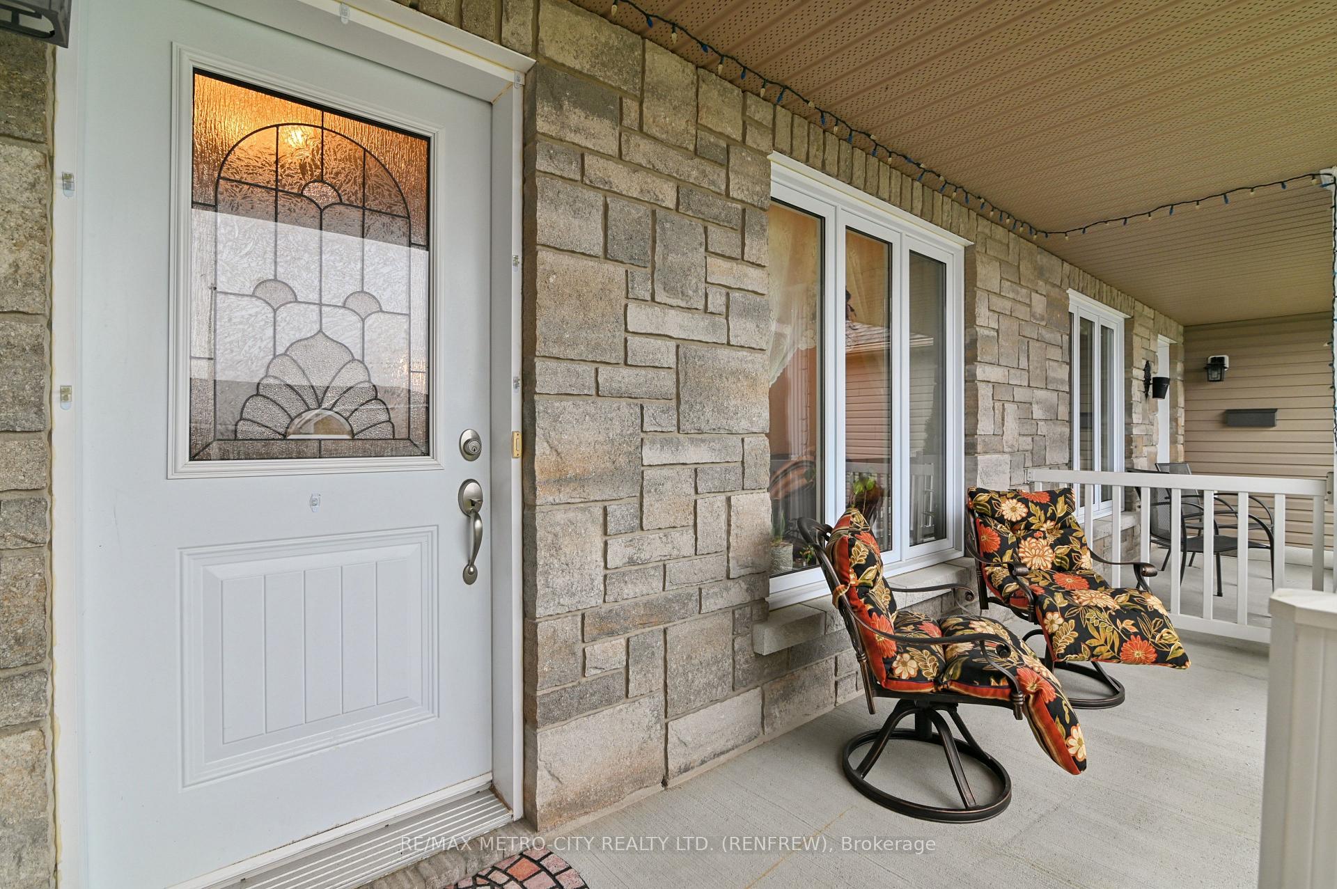 Photo 4 of 703 Aberdeen Street, Renfrew, Renfrew — HOMEH