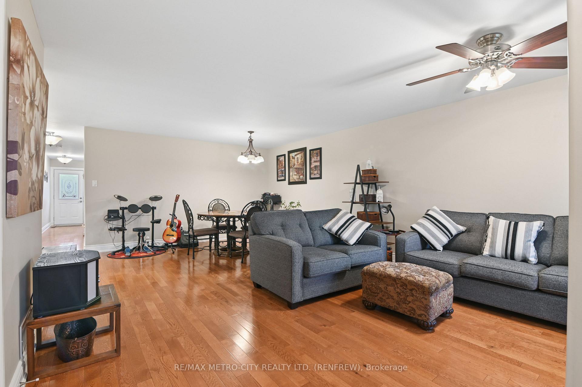 Photo 6 of 703 Aberdeen Street, Renfrew, Renfrew — HOMEH