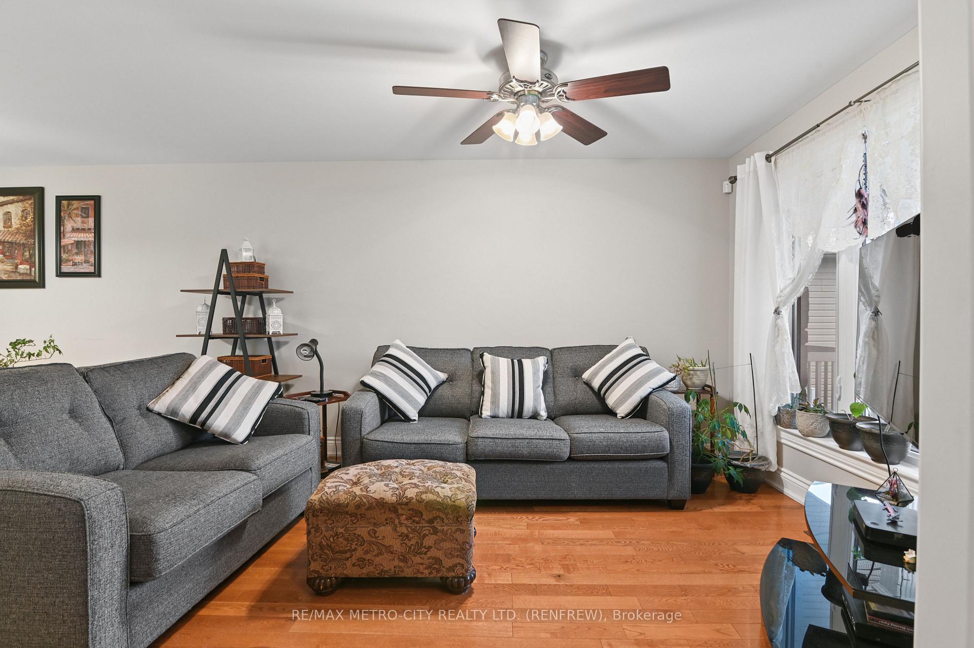 Photo 7 of 703 Aberdeen Street, Renfrew, Renfrew — HOMEH