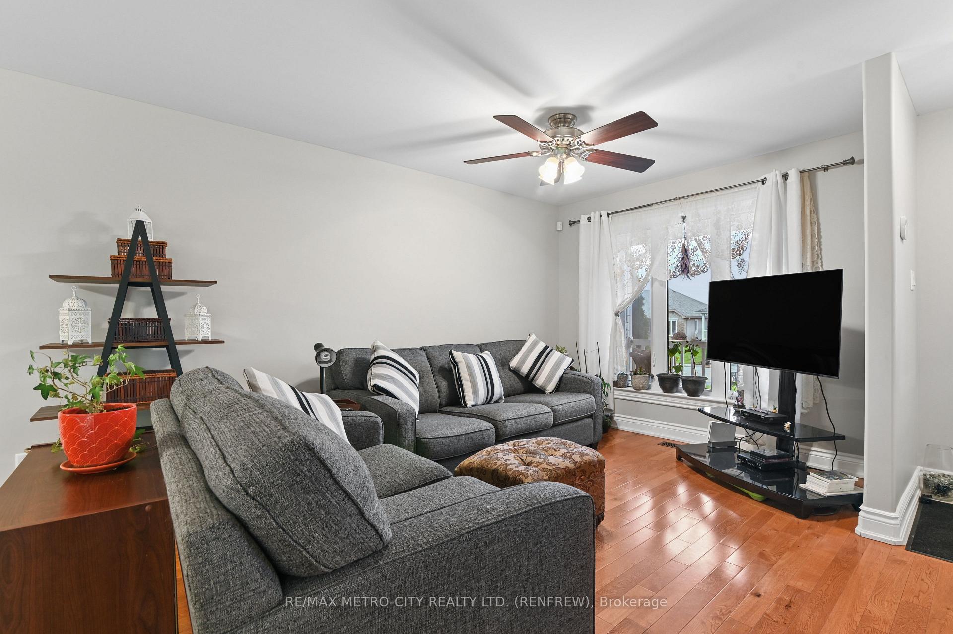 Photo 8 of 703 Aberdeen Street, Renfrew, Renfrew — HOMEH