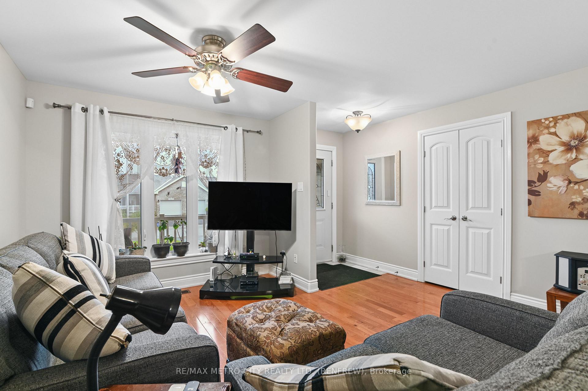 Photo 9 of 703 Aberdeen Street, Renfrew, Renfrew — HOMEH