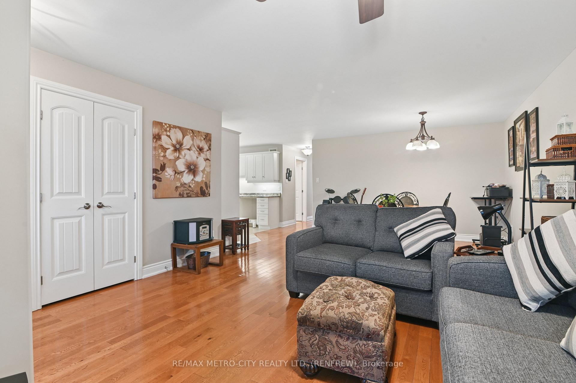 Photo 10 of 703 Aberdeen Street, Renfrew, Renfrew — HOMEH