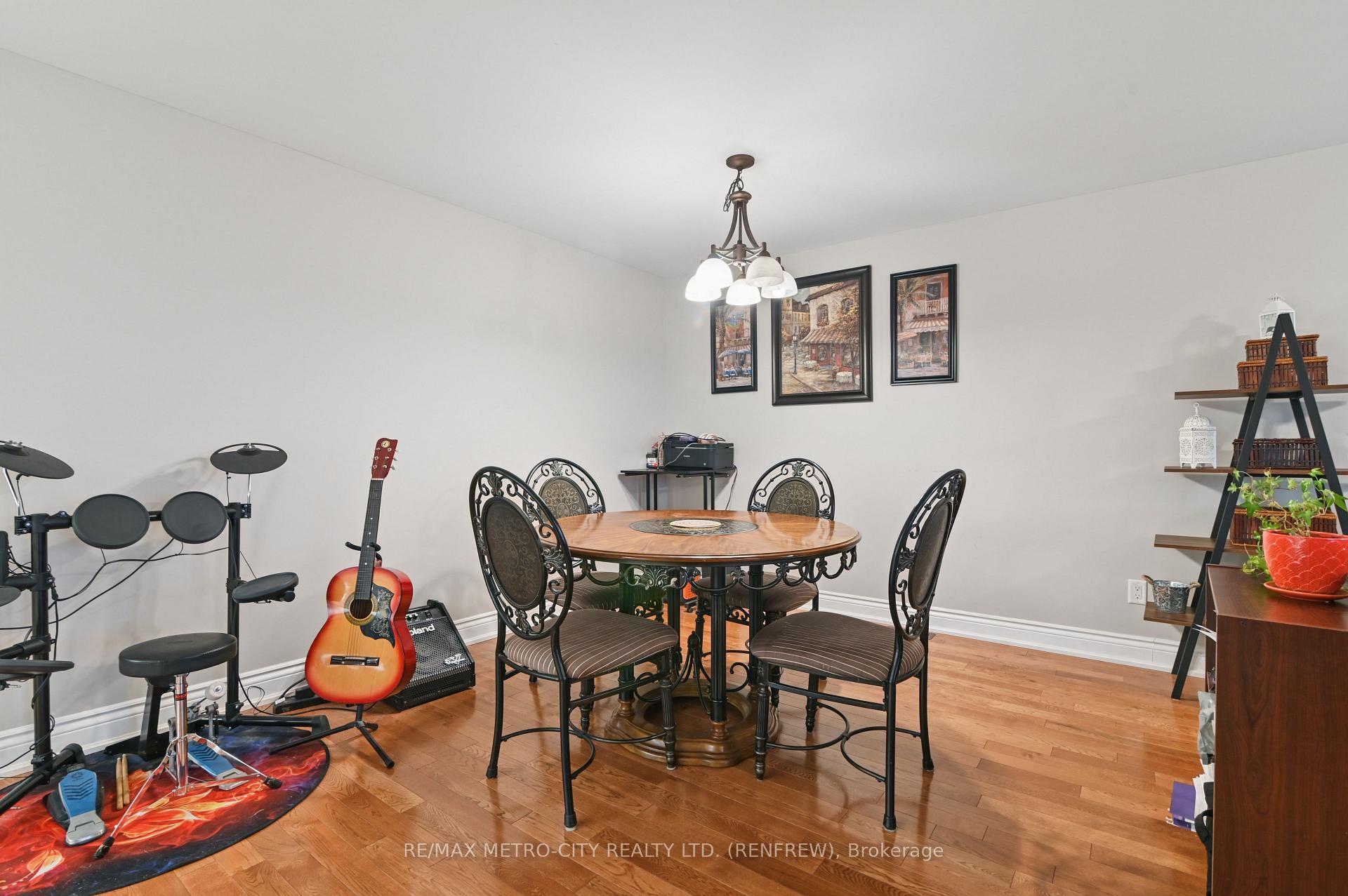 Photo 11 of 703 Aberdeen Street, Renfrew, Renfrew — HOMEH