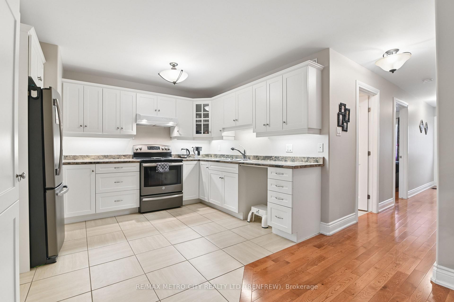 Photo 12 of 703 Aberdeen Street, Renfrew, Renfrew — HOMEH