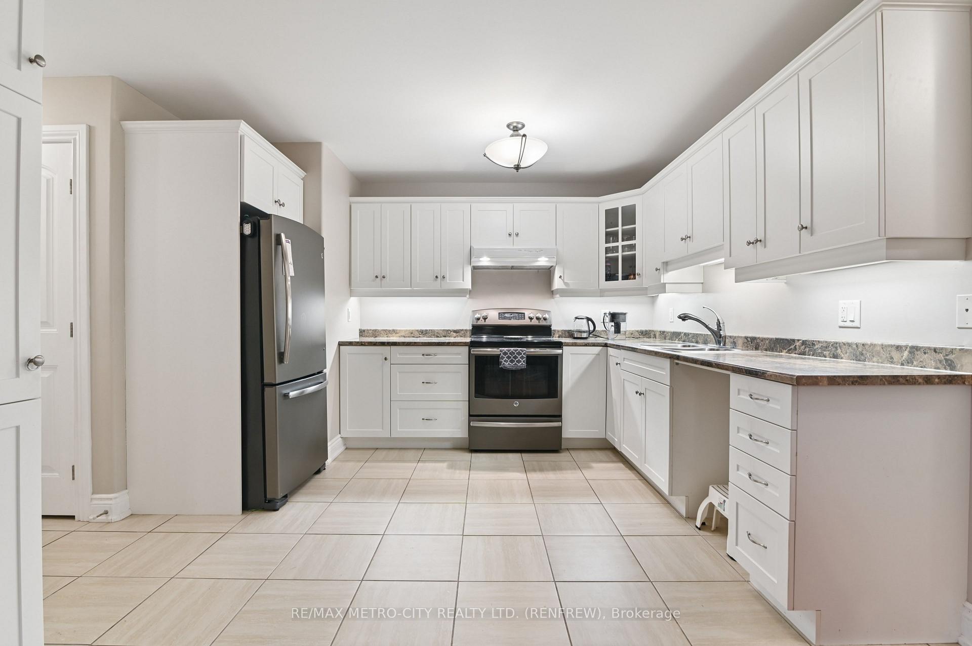 Photo 13 of 703 Aberdeen Street, Renfrew, Renfrew — HOMEH