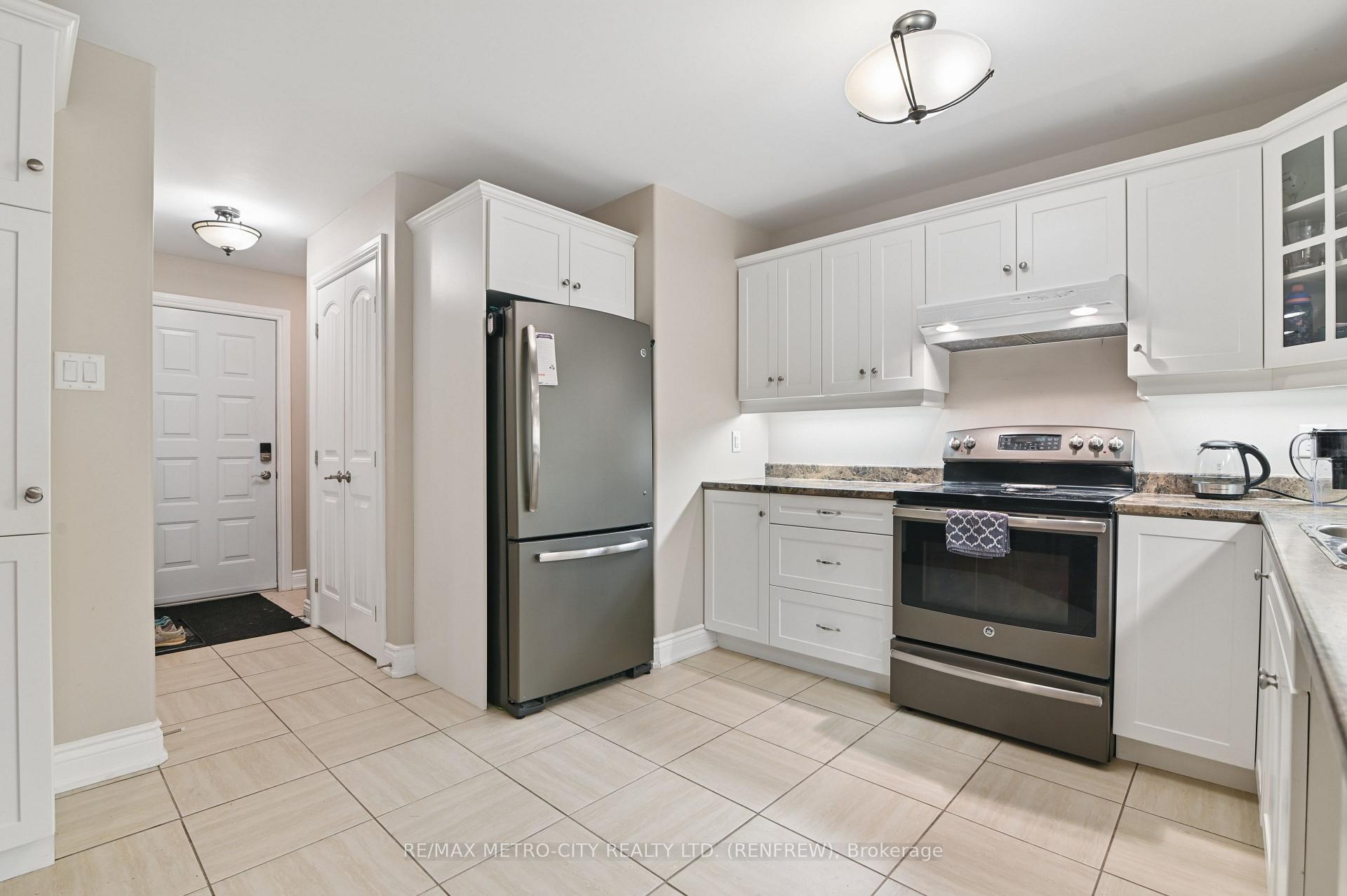 Photo 14 of 703 Aberdeen Street, Renfrew, Renfrew — HOMEH