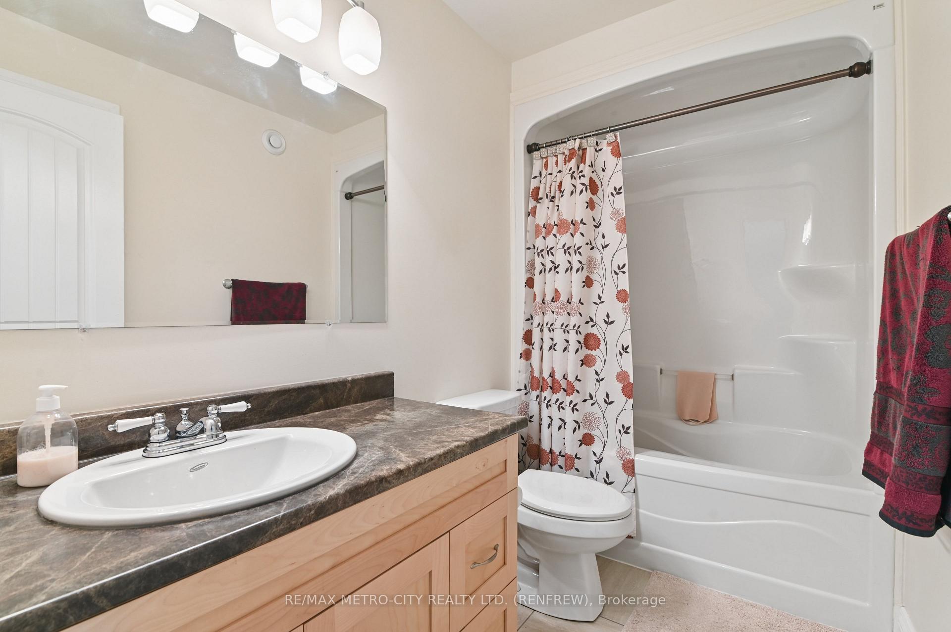 Photo 19 of 703 Aberdeen Street, Renfrew, Renfrew — HOMEH