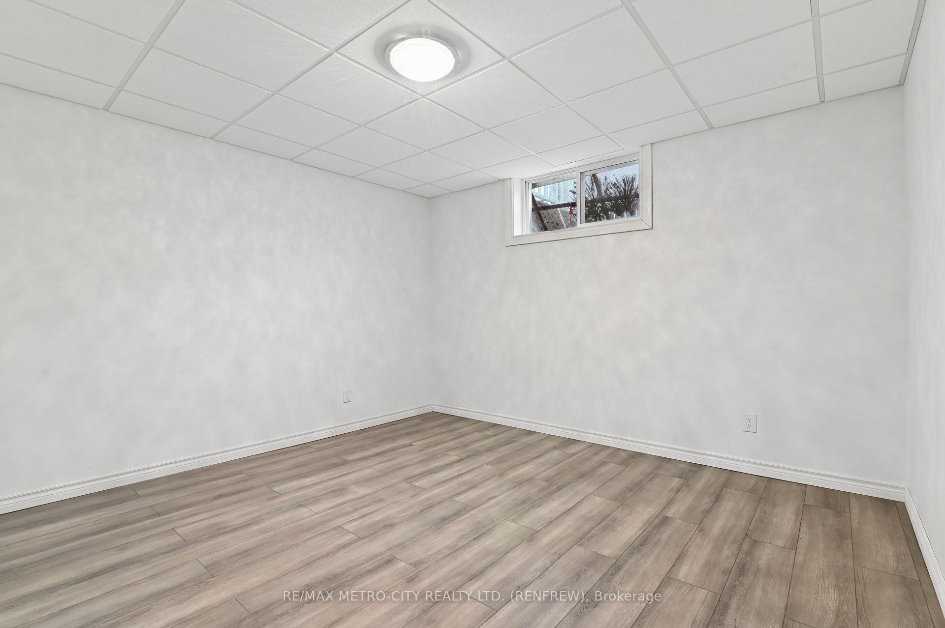 Photo 29 of 703 Aberdeen Street, Renfrew, Renfrew — HOMEH