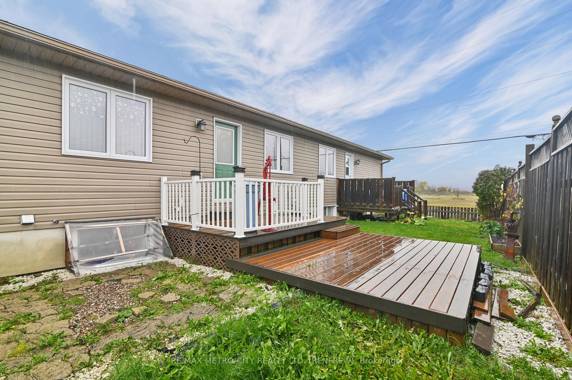 Photo 35 of 703 Aberdeen Street, Renfrew, Renfrew — HOMEH