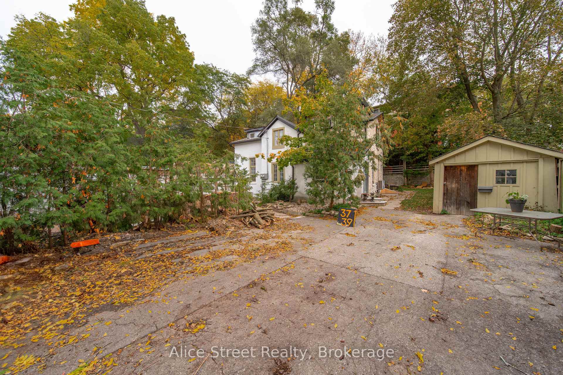 Photo 2 of 39 Arthur Street N, Guelph, St. George's — HOMEH