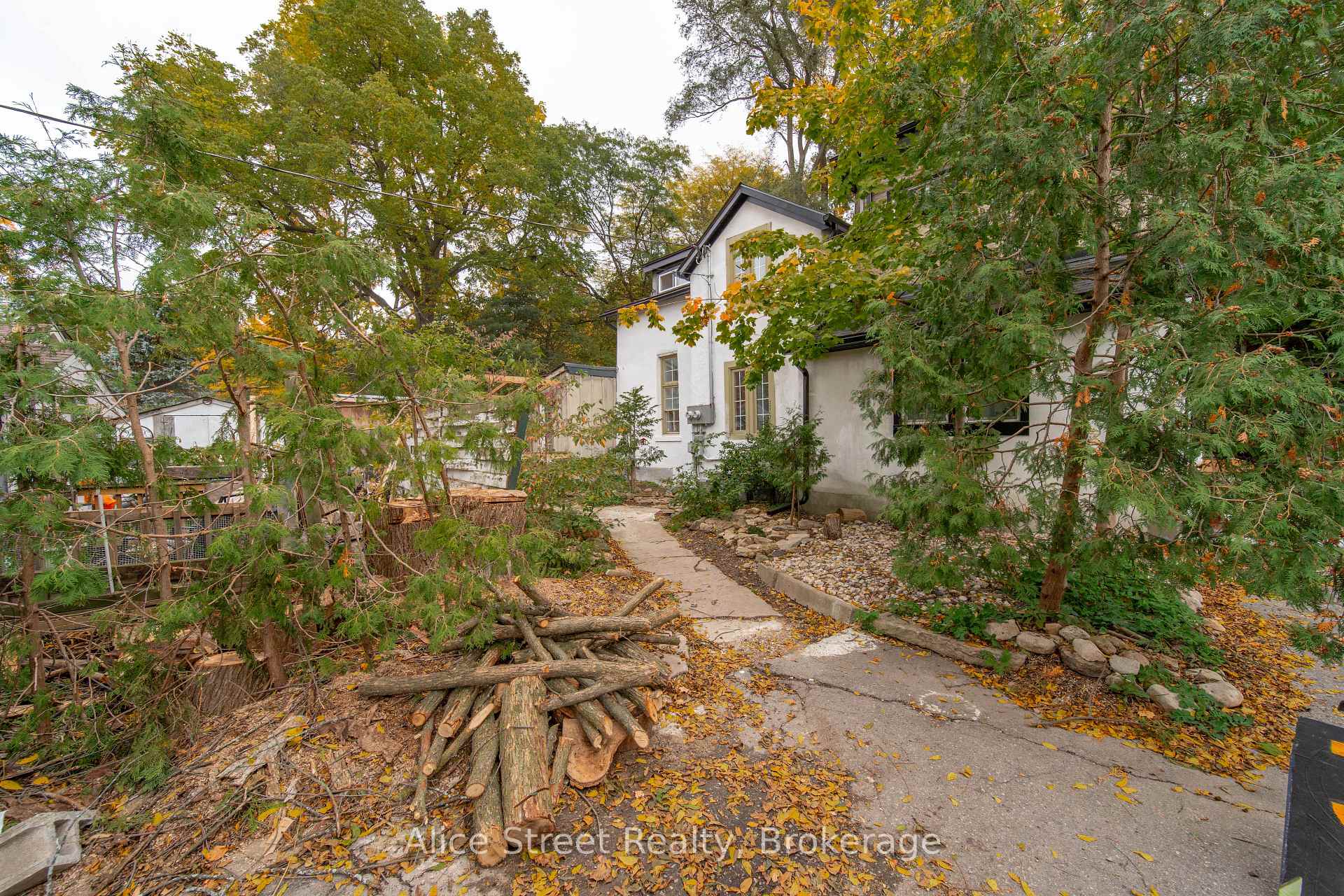 Photo 3 of 39 Arthur Street N, Guelph, St. George's — HOMEH