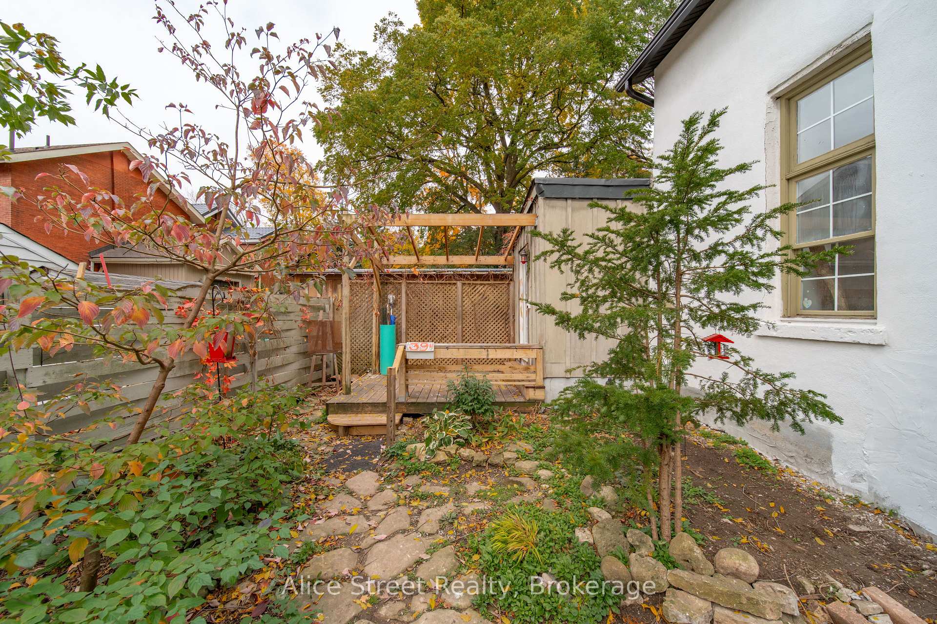 Photo 5 of 39 Arthur Street N, Guelph, St. George's — HOMEH