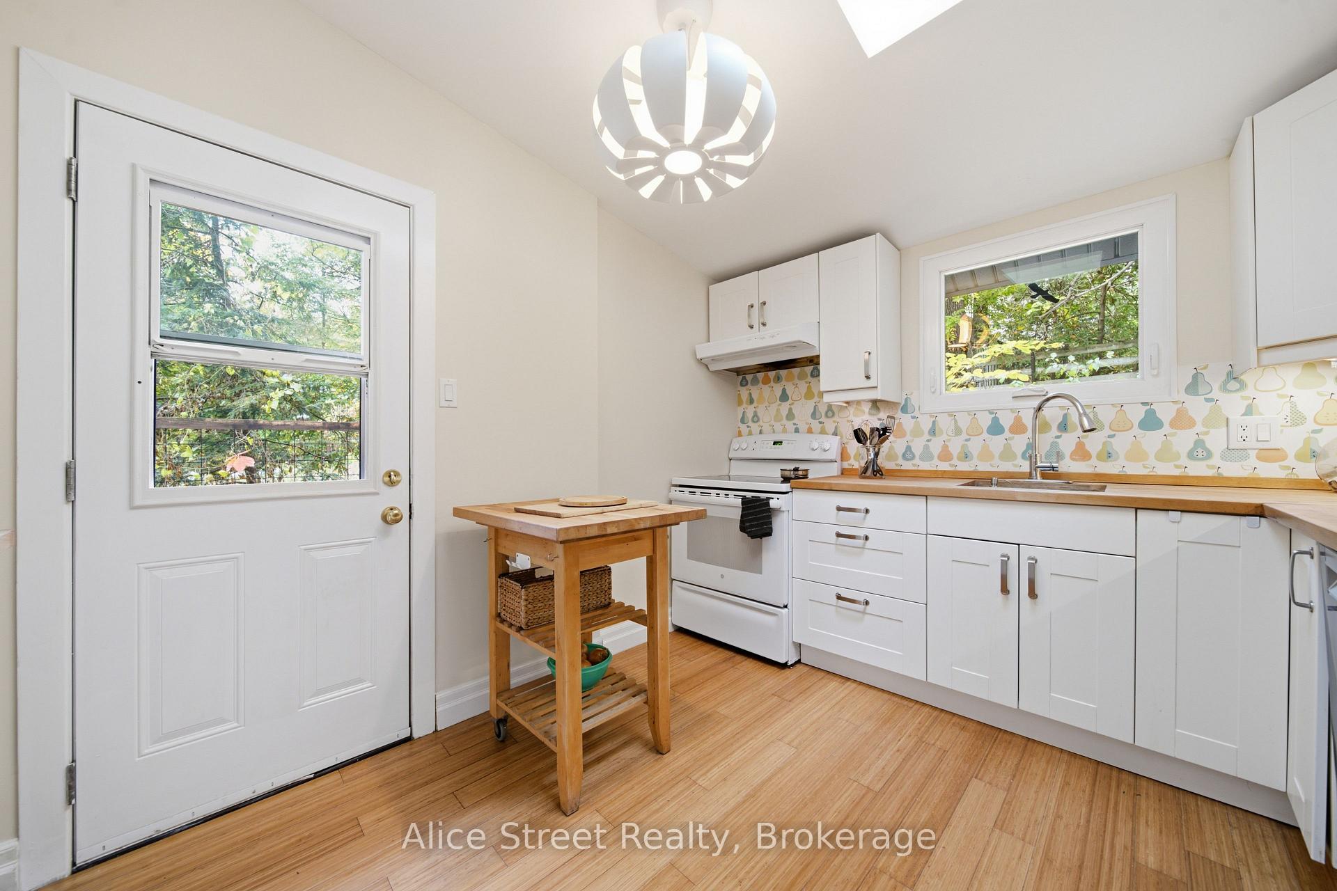 Photo 15 of 39 Arthur Street N, Guelph, St. George's — HOMEH