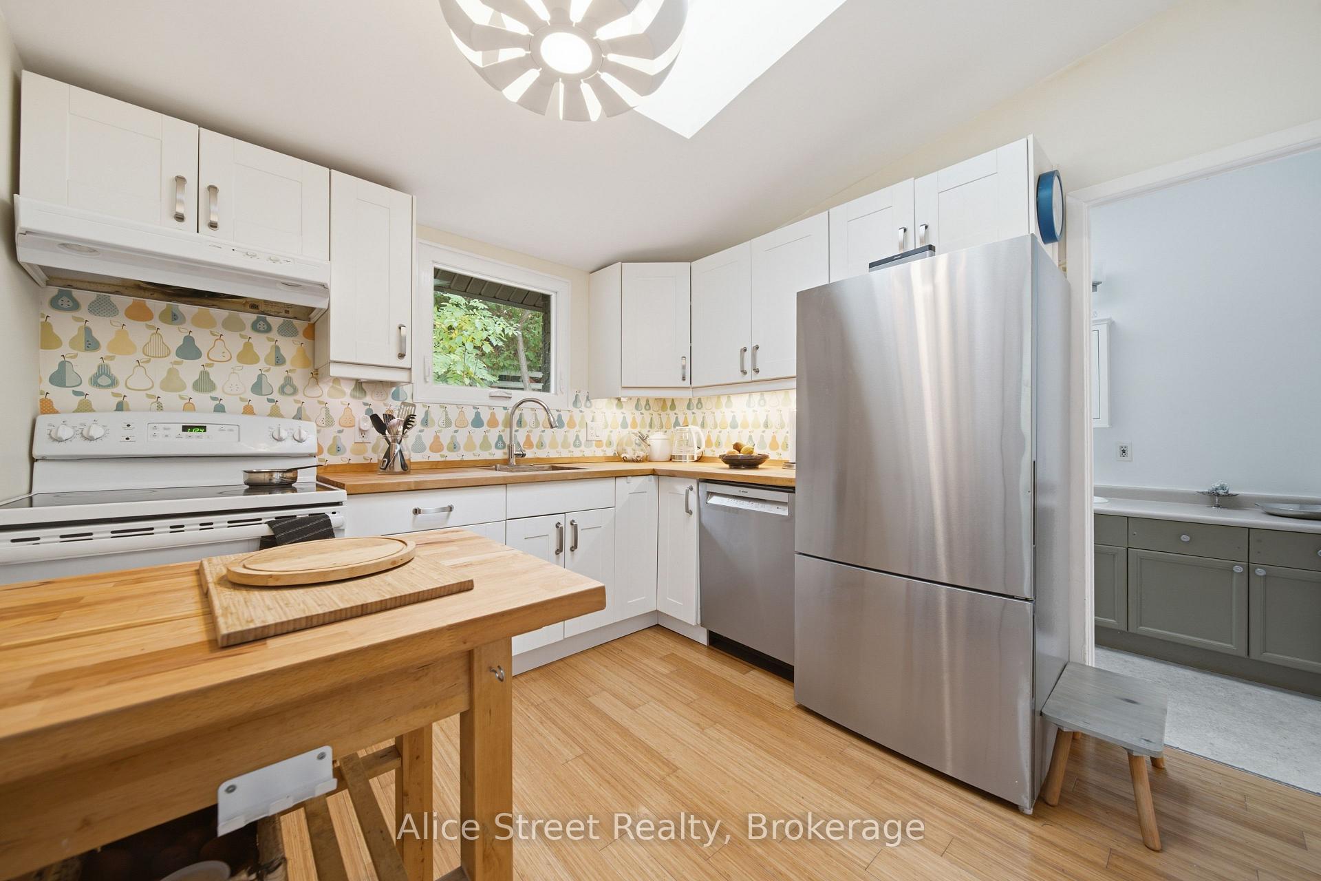 Photo 16 of 39 Arthur Street N, Guelph, St. George's — HOMEH
