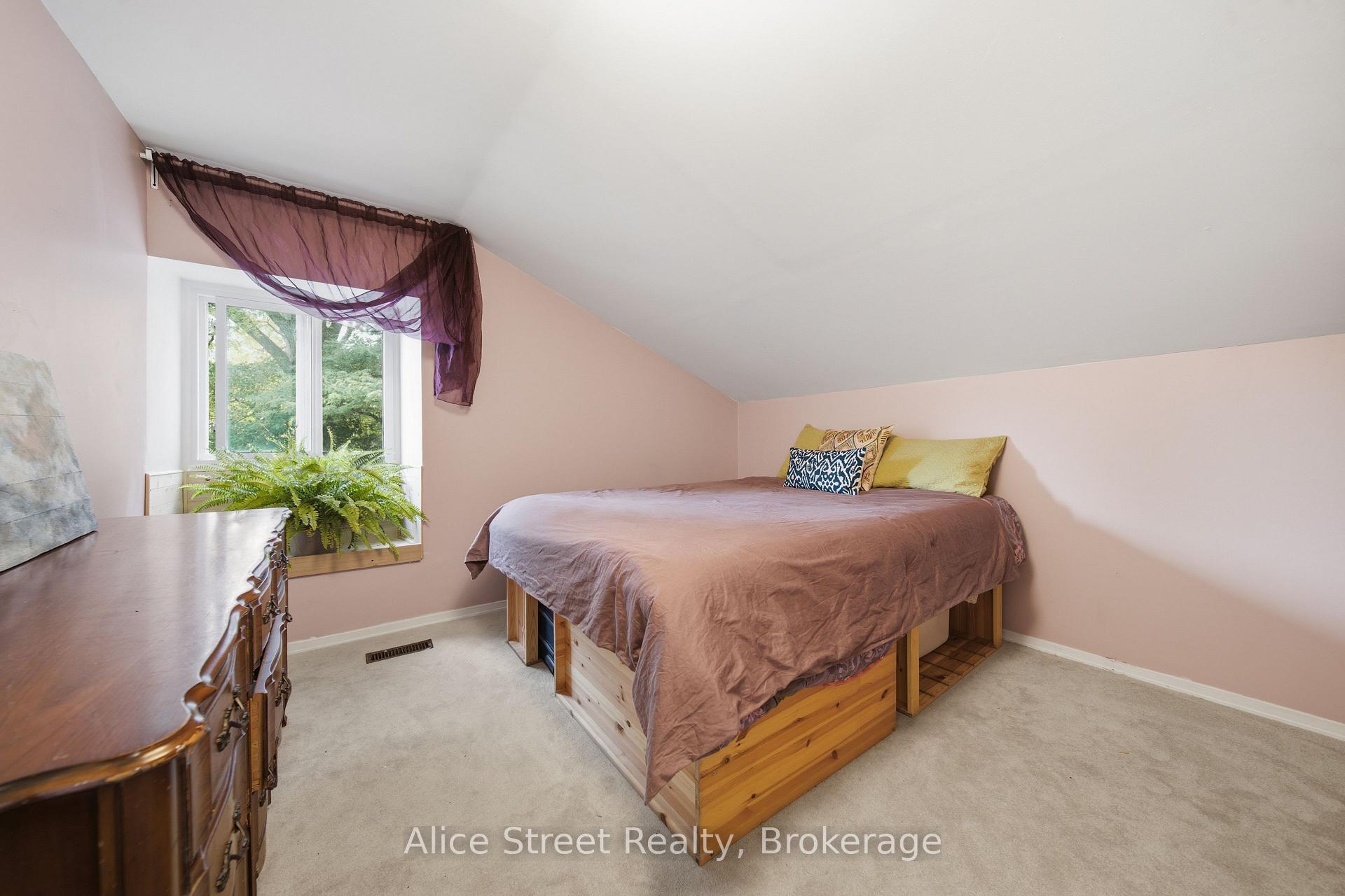 Photo 23 of 39 Arthur Street N, Guelph, St. George's — HOMEH
