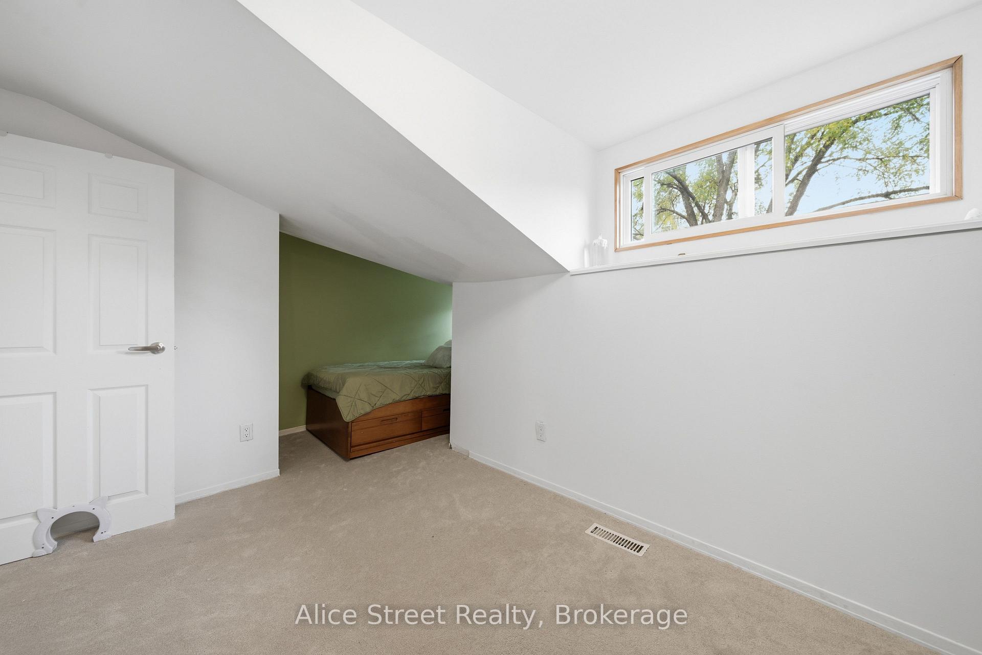 Photo 27 of 39 Arthur Street N, Guelph, St. George's — HOMEH