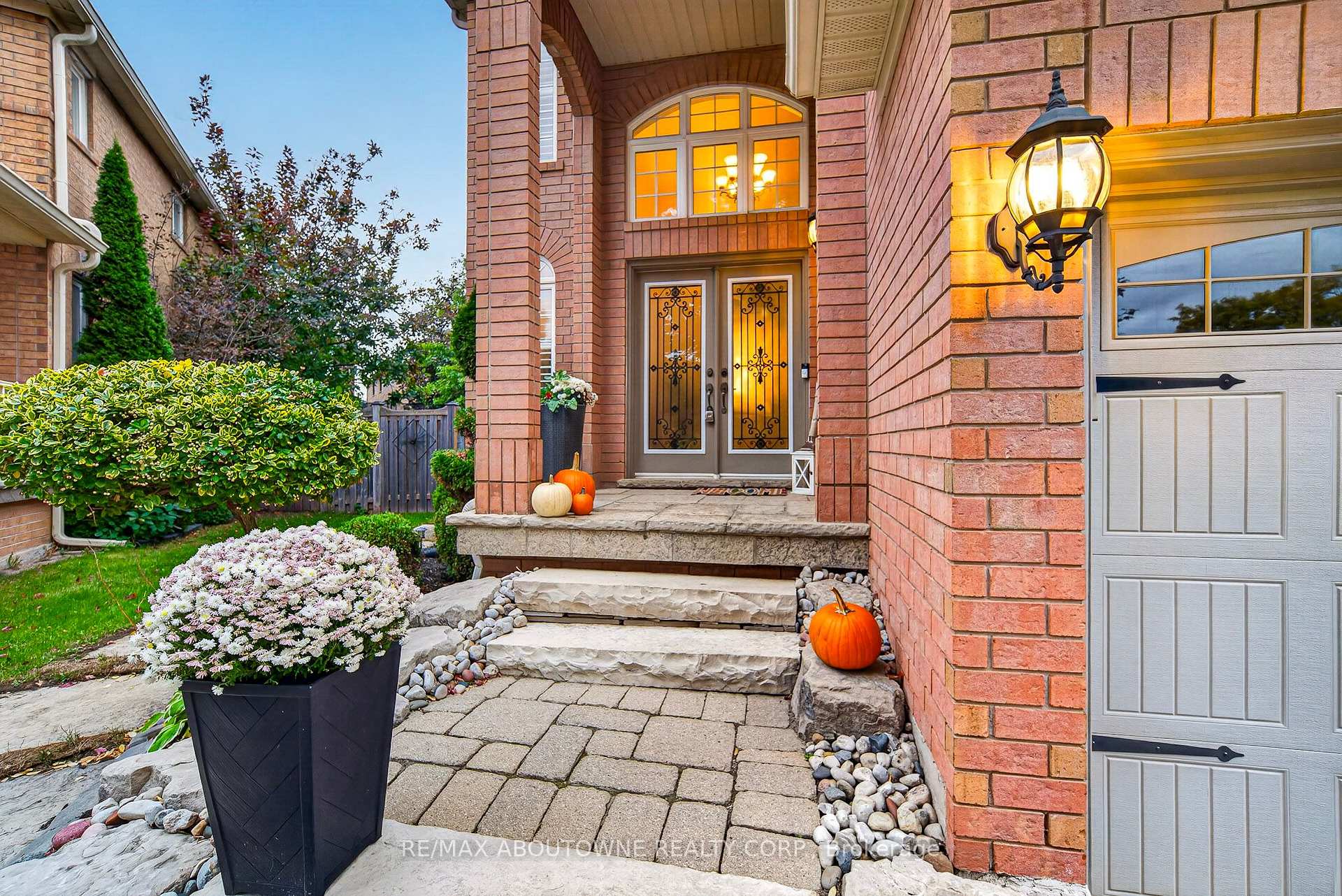 Photo 3 of 2447 Highmount Crescent, Oakville, Westmount — HOMEH