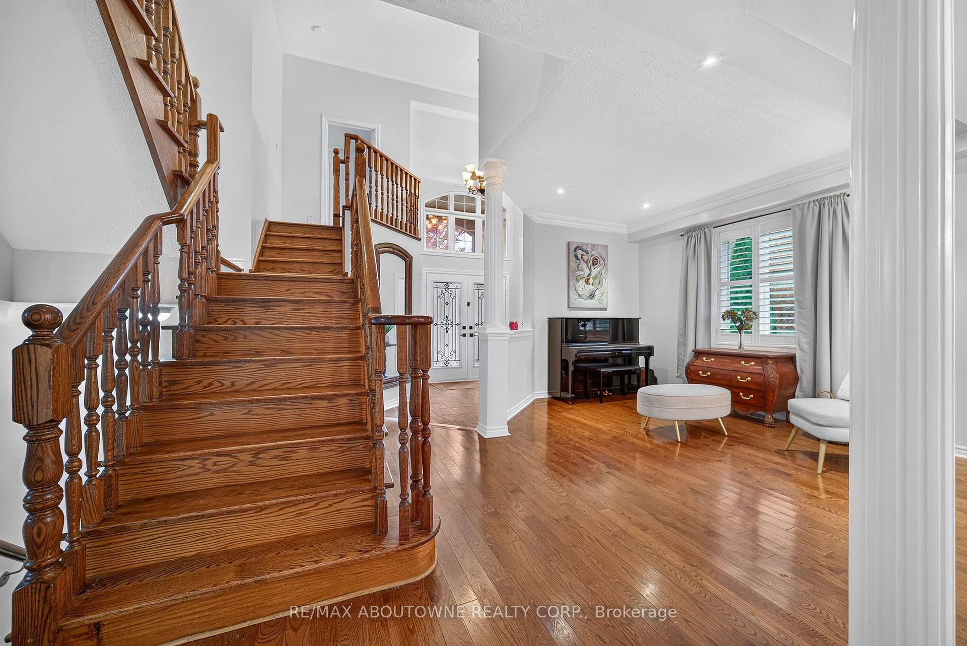Photo 5 of 2447 Highmount Crescent, Oakville, Westmount — HOMEH