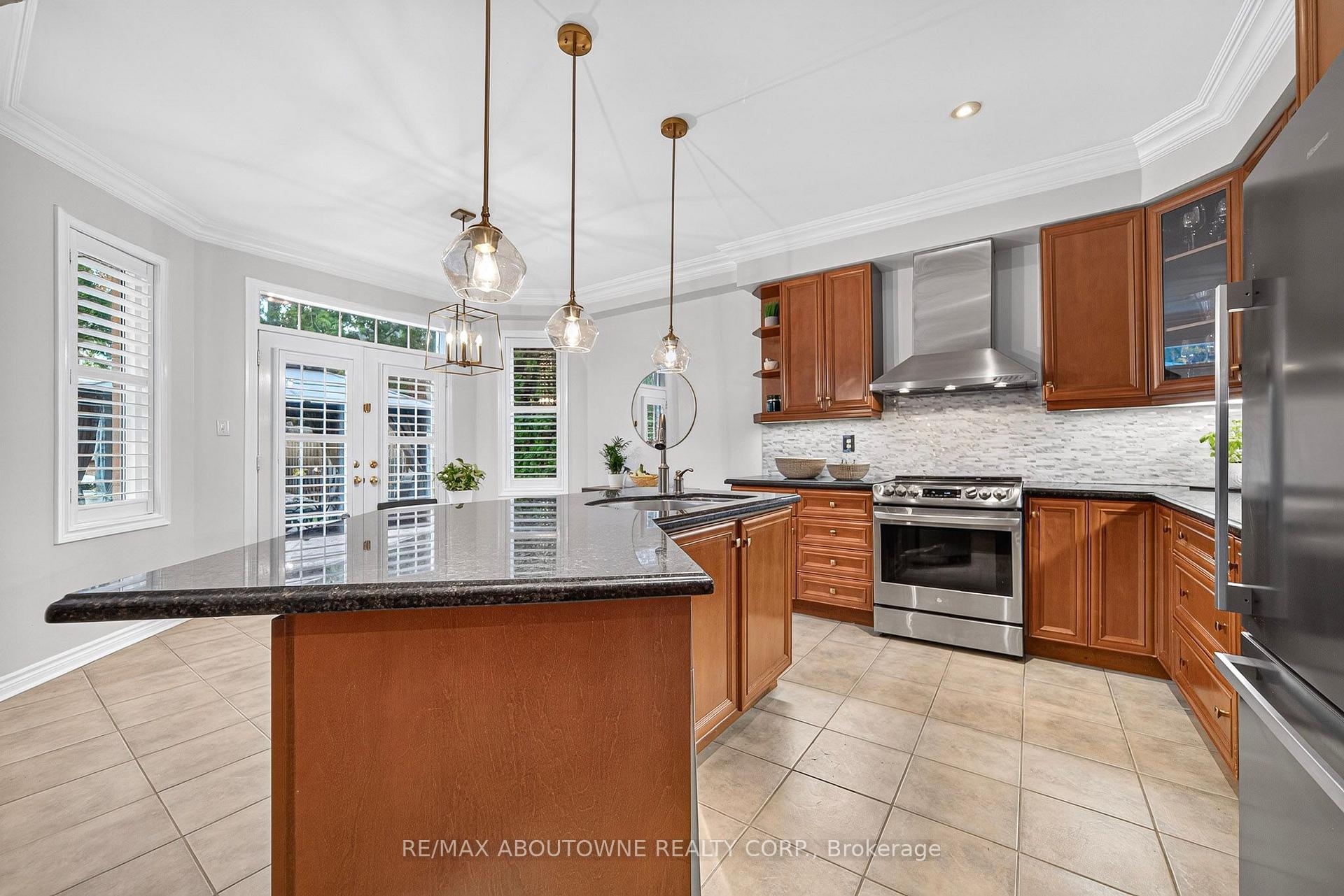 Photo 11 of 2447 Highmount Crescent, Oakville, Westmount — HOMEH