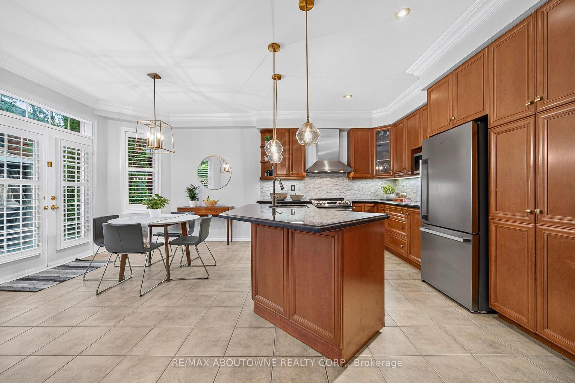 Photo 12 of 2447 Highmount Crescent, Oakville, Westmount — HOMEH