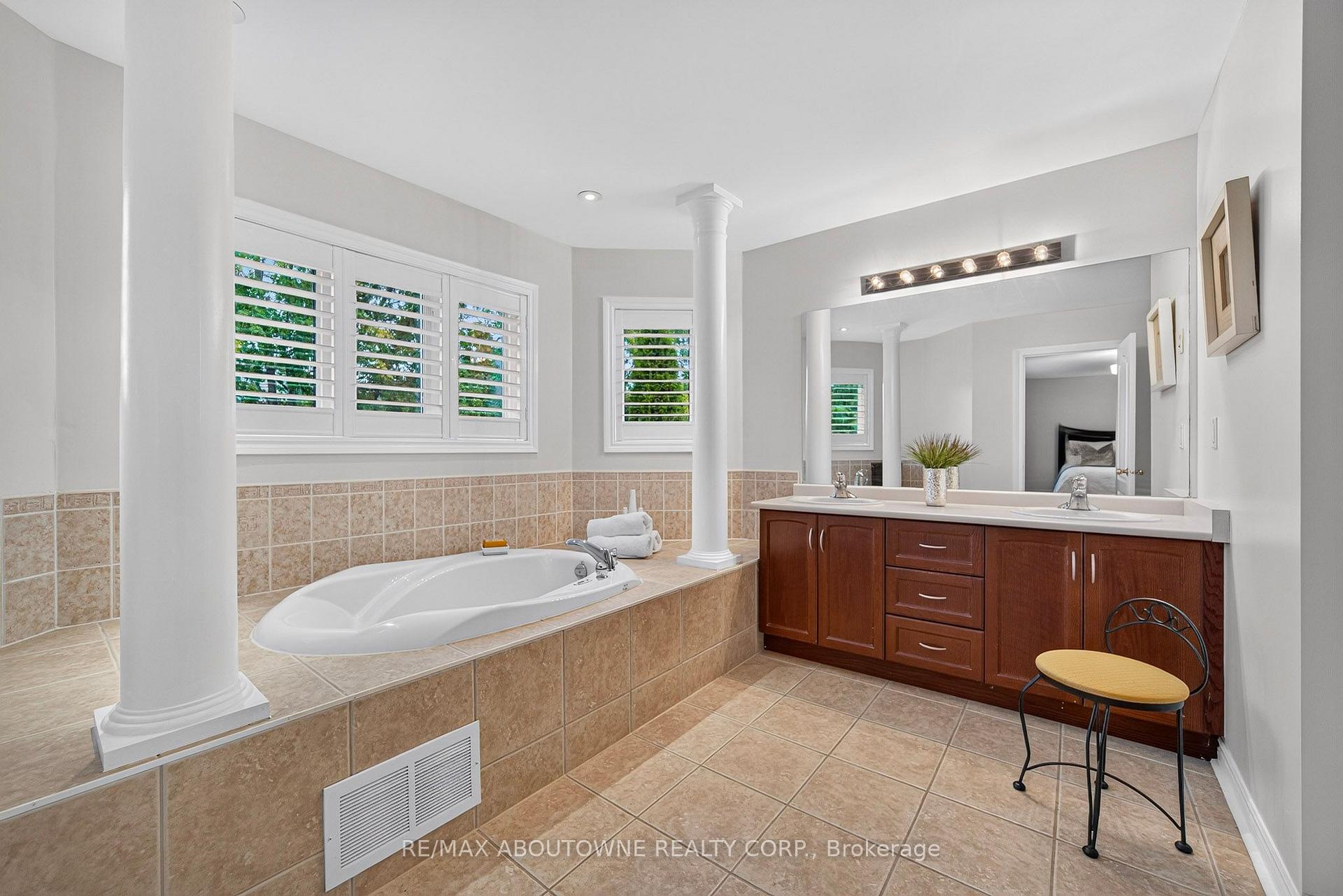 Photo 34 of 2447 Highmount Crescent, Oakville, Westmount — HOMEH