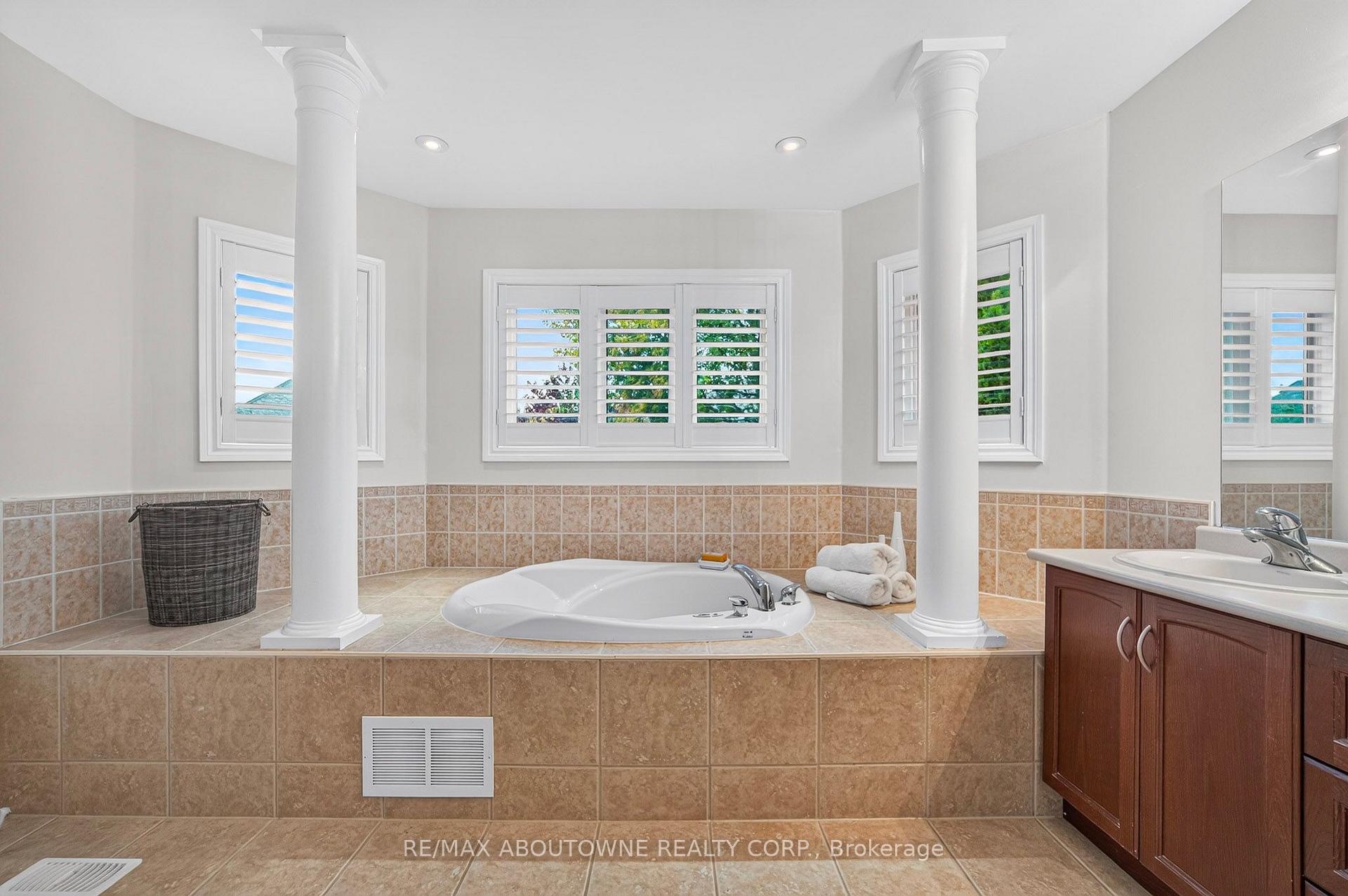 Photo 35 of 2447 Highmount Crescent, Oakville, Westmount — HOMEH