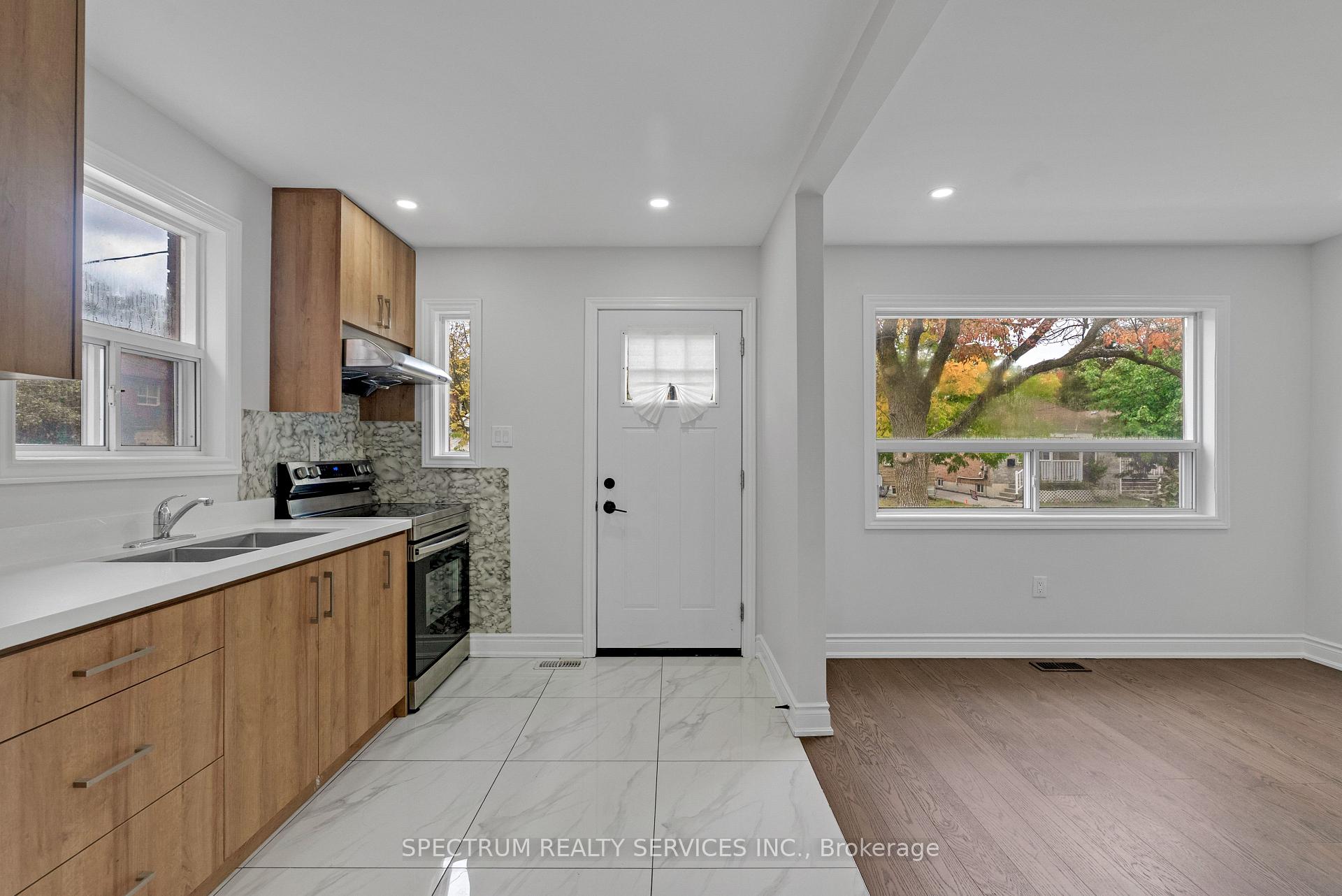 Photo 4 of 11 Vimy Avenue, North York, Weston — HOMEH