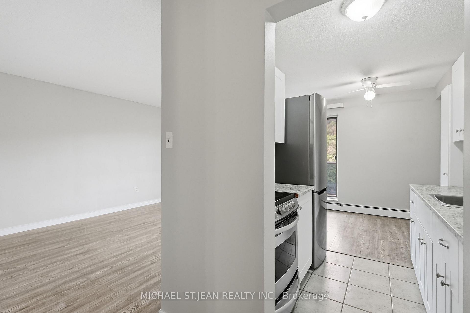 Photo 10 of Unit 904, 81 Charlton Avenue E, Hamilton, Corktown — HOMEH