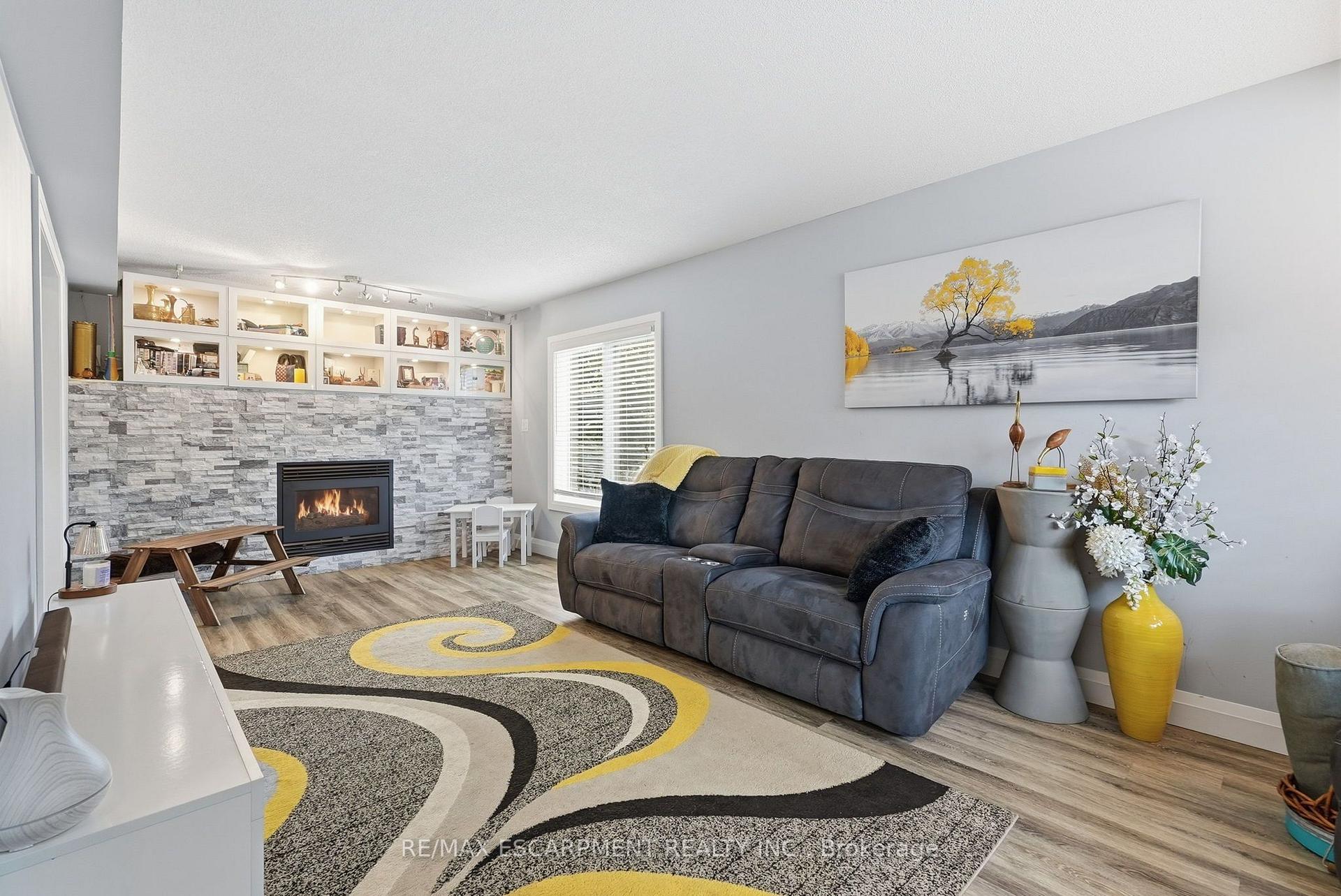 Photo 5 of 231 Parkside Drive, Hamilton, Waterdown — HOMEH