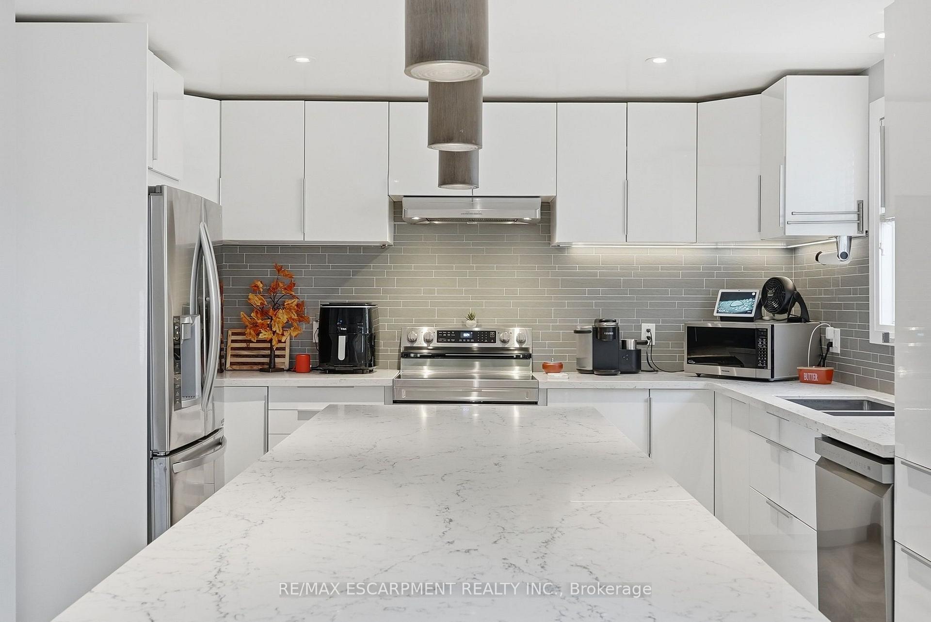 Photo 10 of 231 Parkside Drive, Hamilton, Waterdown — HOMEH