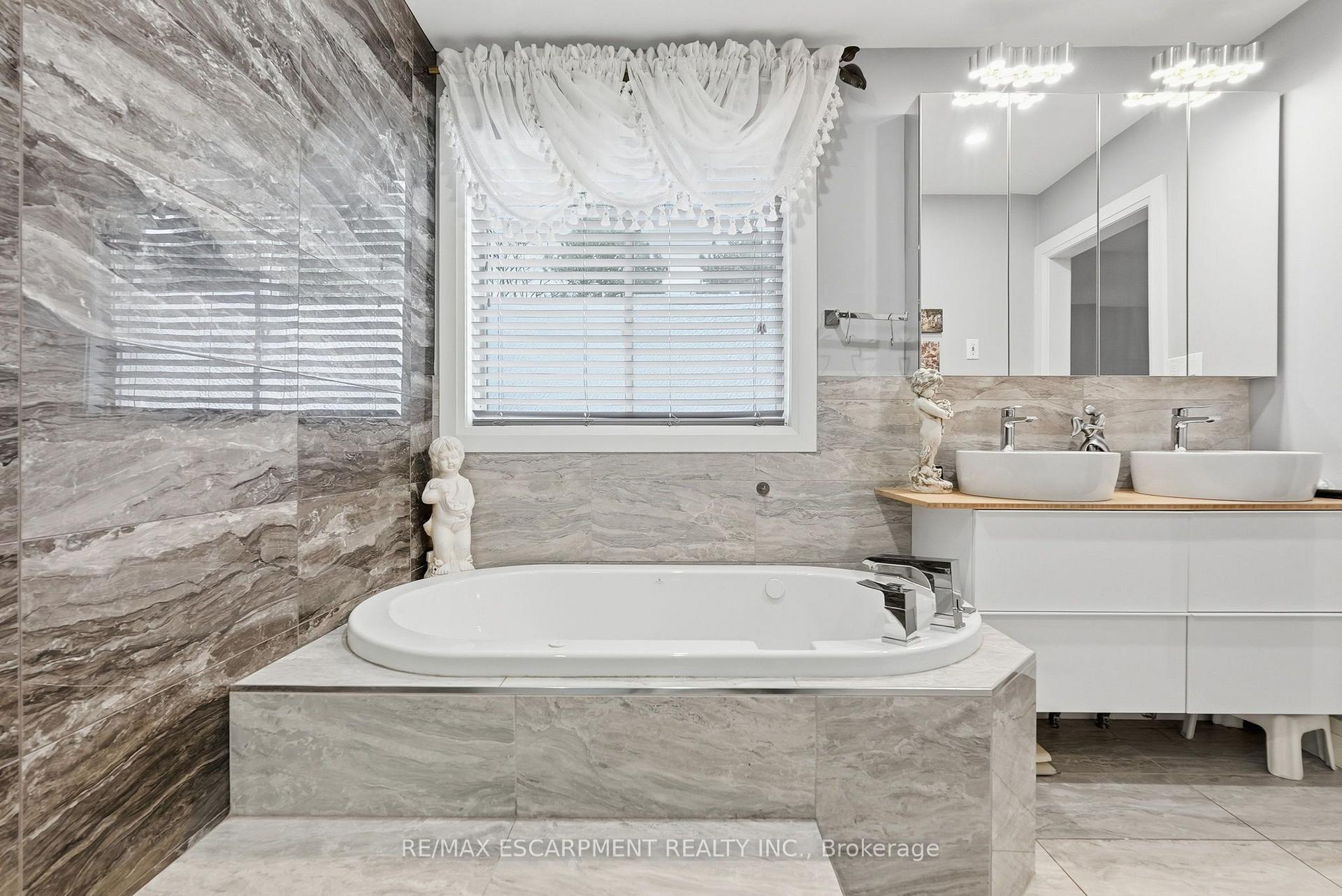 Photo 21 of 231 Parkside Drive, Hamilton, Waterdown — HOMEH