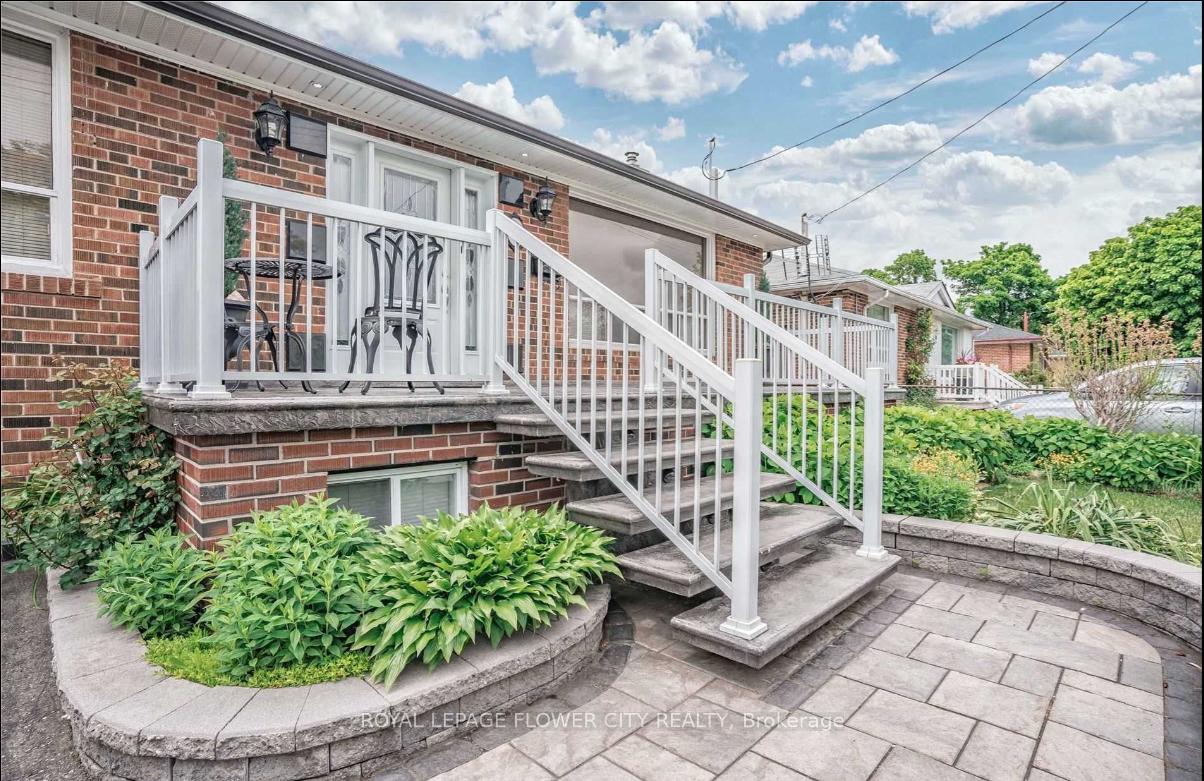 Photo 2 of Unit Upper Level, 8 Mcculla Avenue, Brampton, Brampton North — HOMEH
