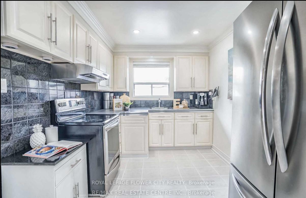 Photo 6 of Unit Upper Level, 8 Mcculla Avenue, Brampton, Brampton North — HOMEH