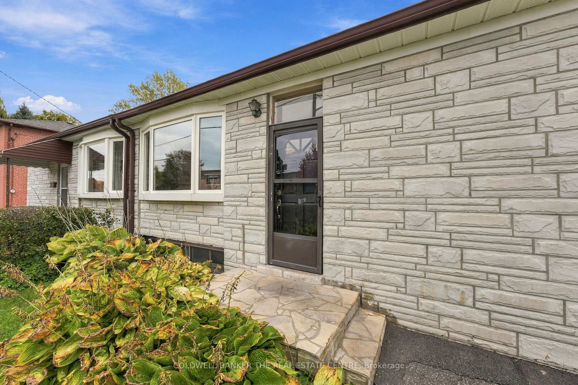 Photo 2 of 21 Glass Drive, Aurora, Aurora Highlands — HOMEH