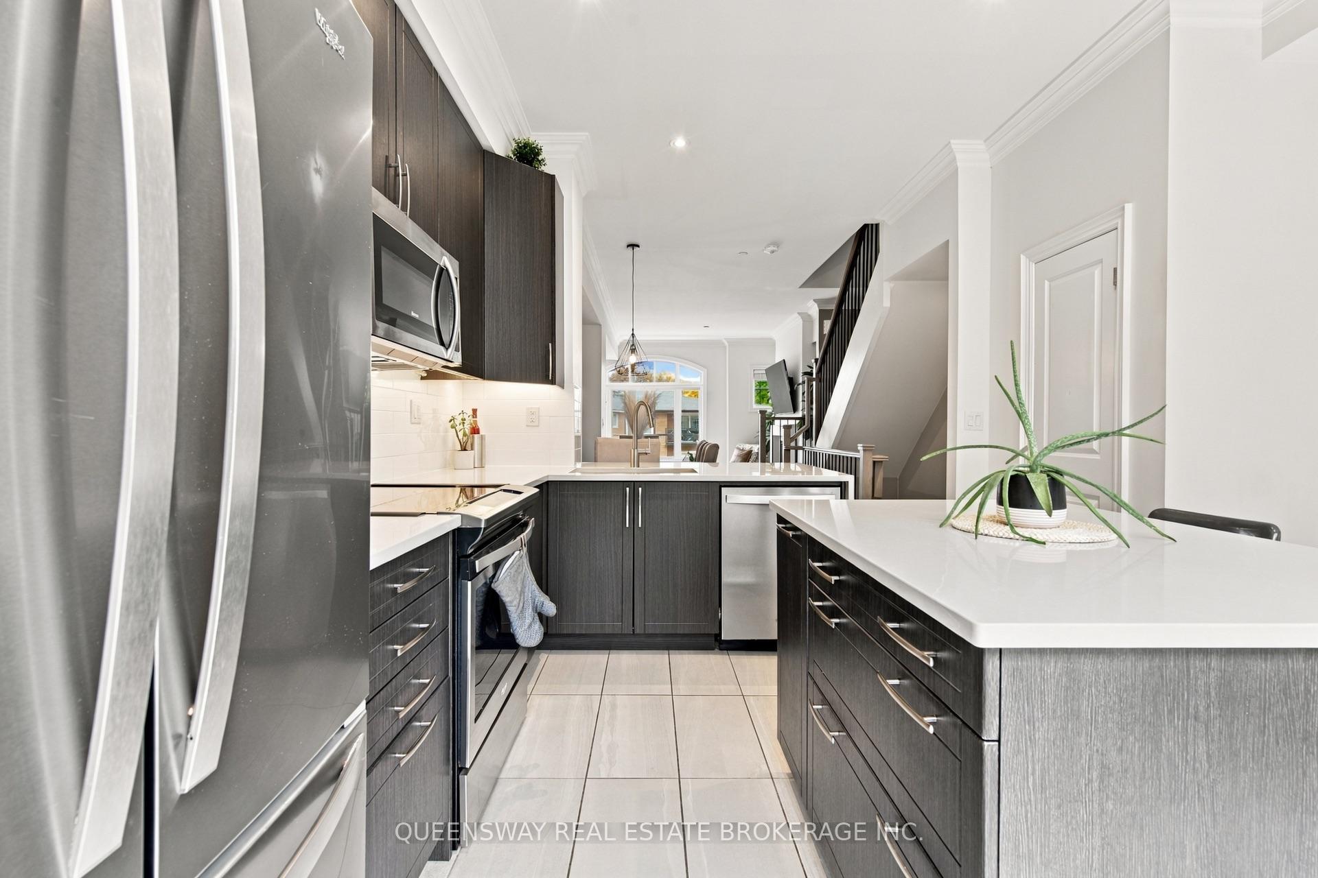 Photo 3 of 37 Twenty Ninth Street, Etobicoke, Long Branch — HOMEH