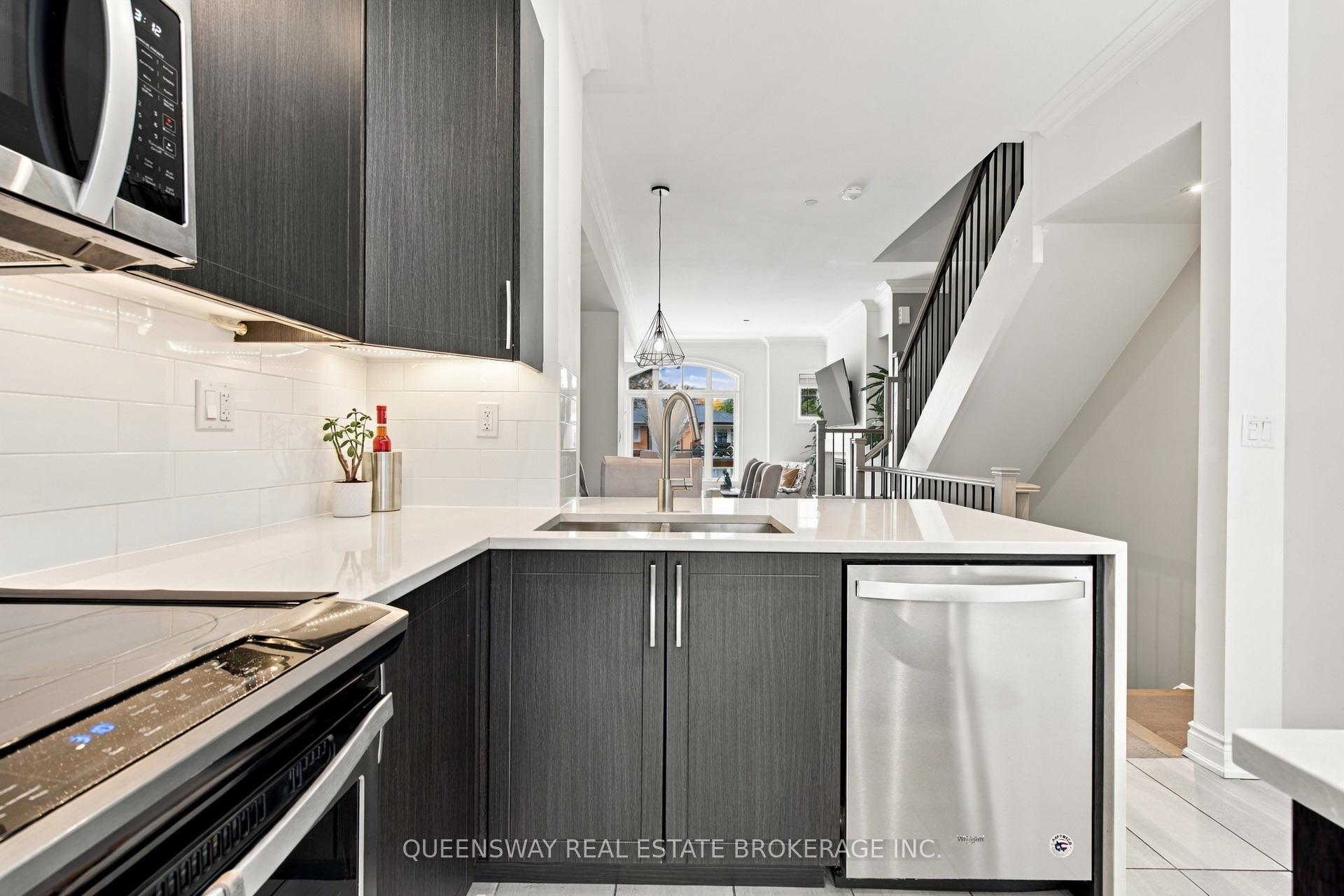 Photo 5 of 37 Twenty Ninth Street, Etobicoke, Long Branch — HOMEH