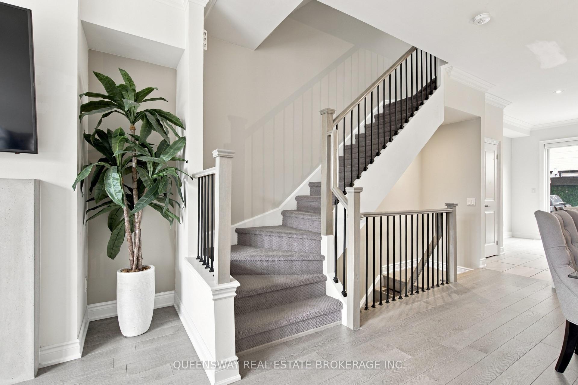 Photo 13 of 37 Twenty Ninth Street, Etobicoke, Long Branch — HOMEH