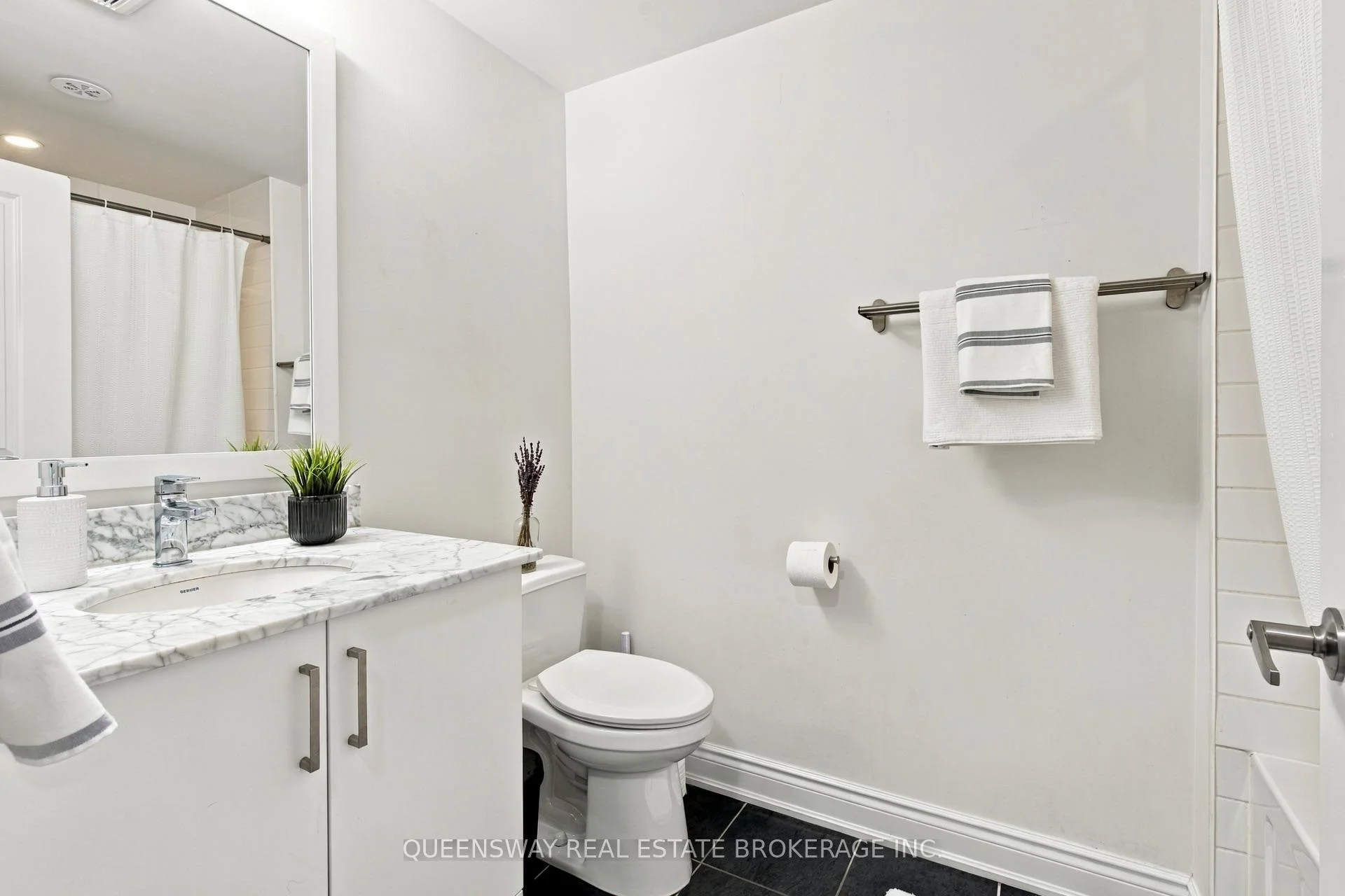 Photo 17 of 37 Twenty Ninth Street, Etobicoke, Long Branch — HOMEH