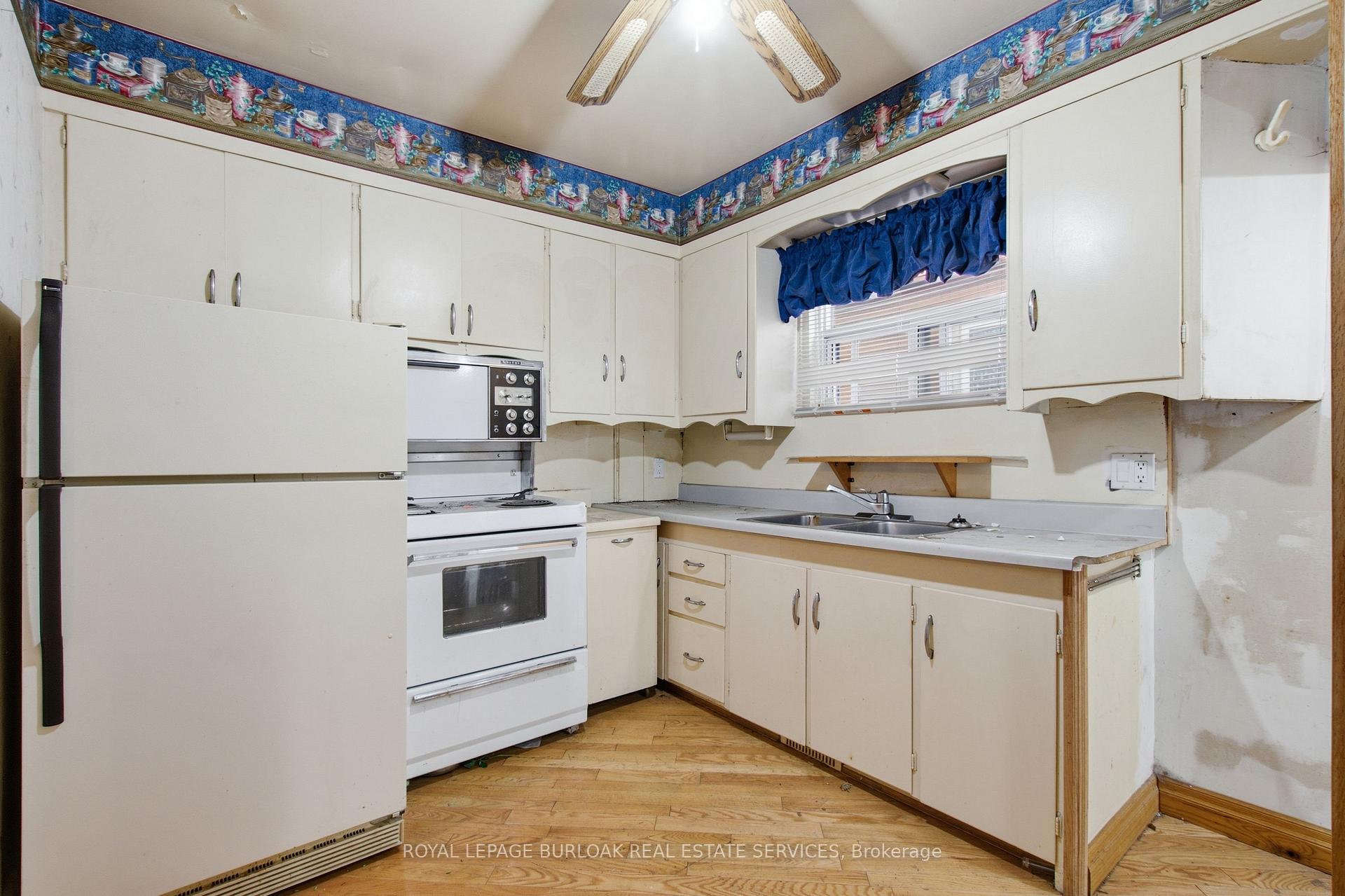 Photo 8 of 52 Craydon Avenue, North York, Mount Dennis — HOMEH