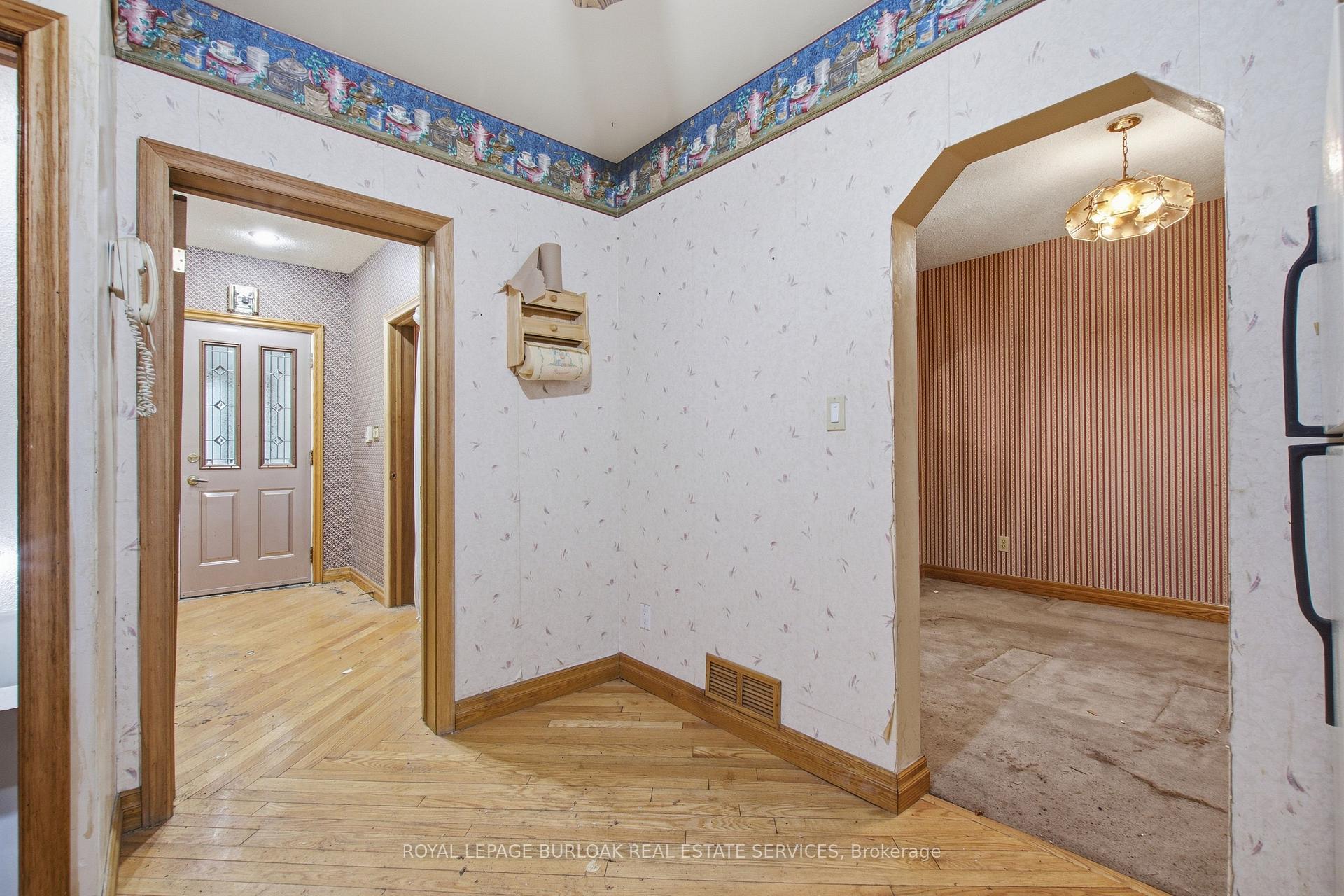 Photo 9 of 52 Craydon Avenue, North York, Mount Dennis — HOMEH