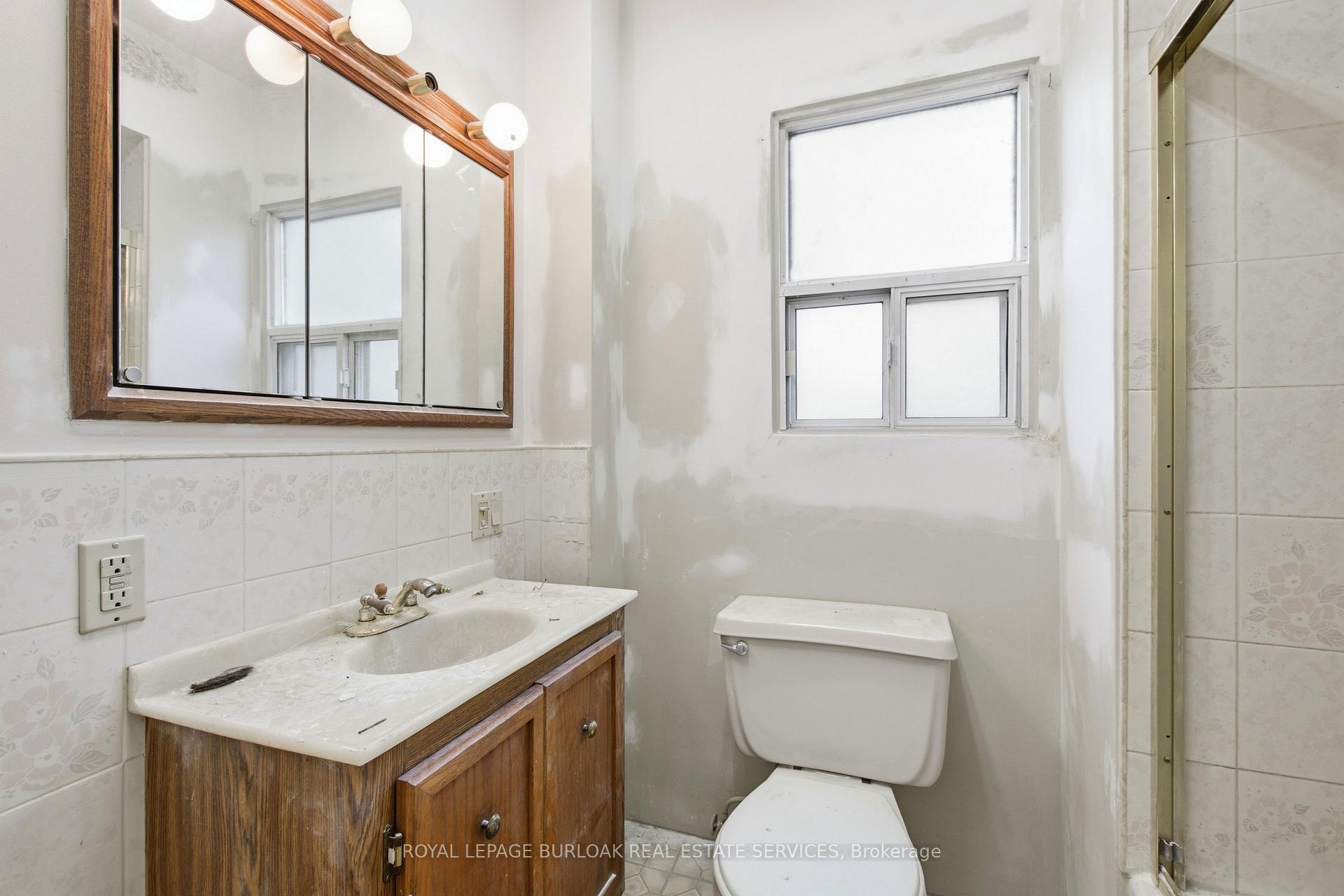 Photo 15 of 52 Craydon Avenue, North York, Mount Dennis — HOMEH