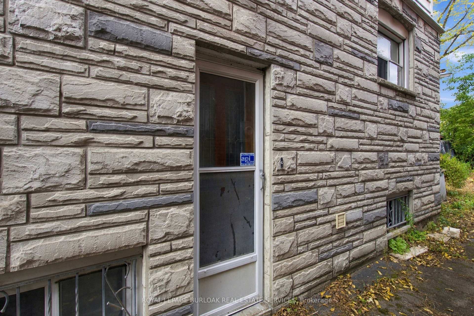 Photo 26 of 52 Craydon Avenue, North York, Mount Dennis — HOMEH