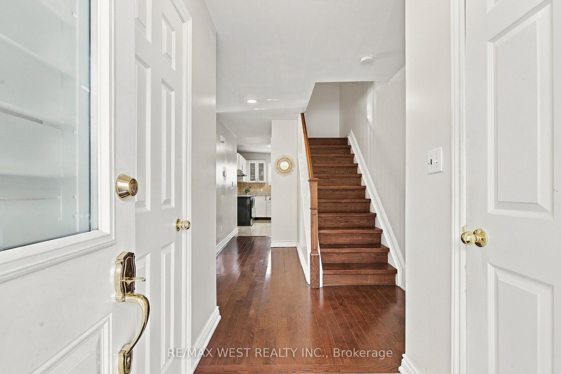 Photo 4 of 12 Waverly Street S, Oshawa, Vanier — HOMEH