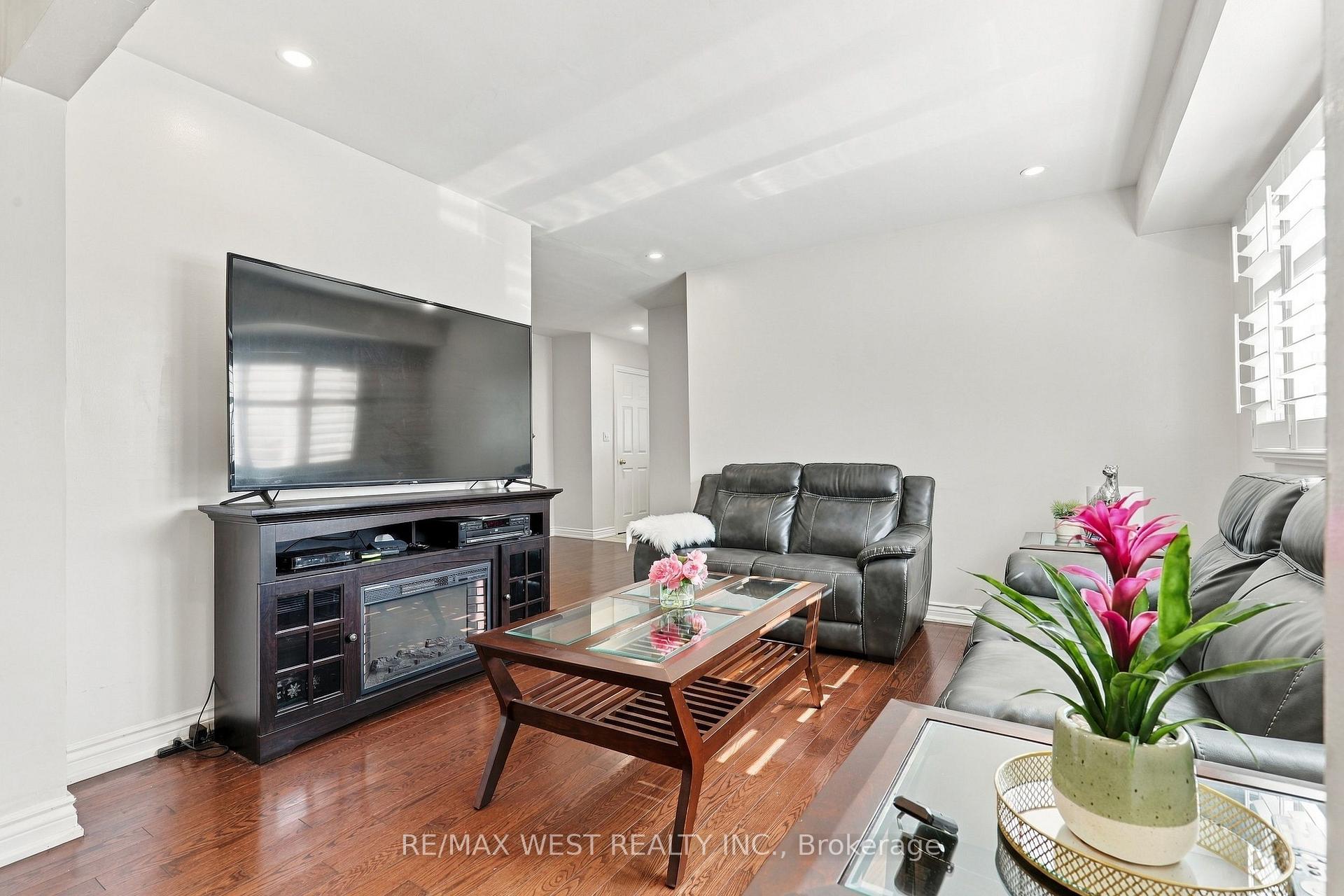 Photo 8 of 12 Waverly Street S, Oshawa, Vanier — HOMEH