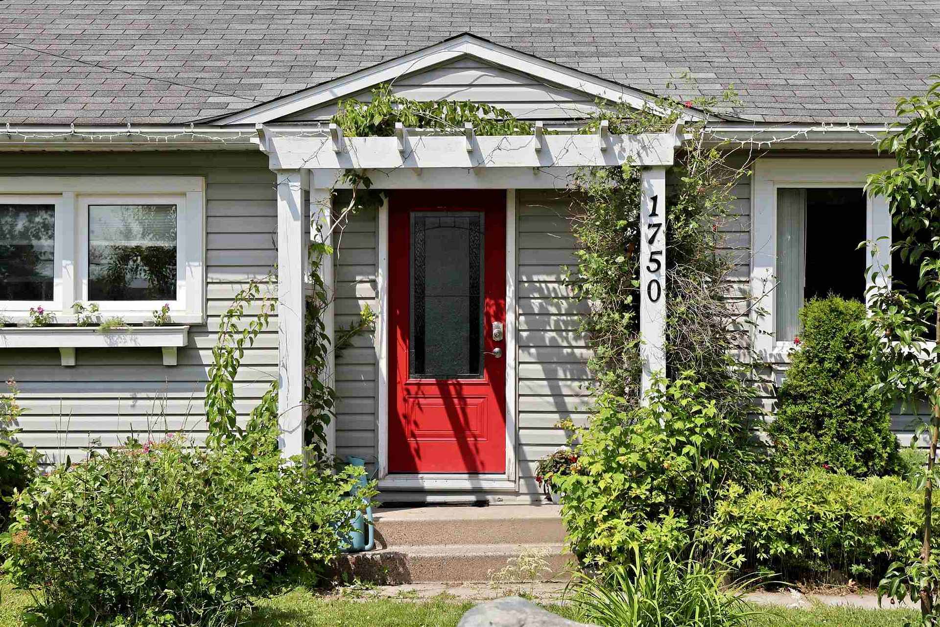 Photo 2 of 1750 Queen Street E, Sault Ste Marie, Ward 1 — HOMEH