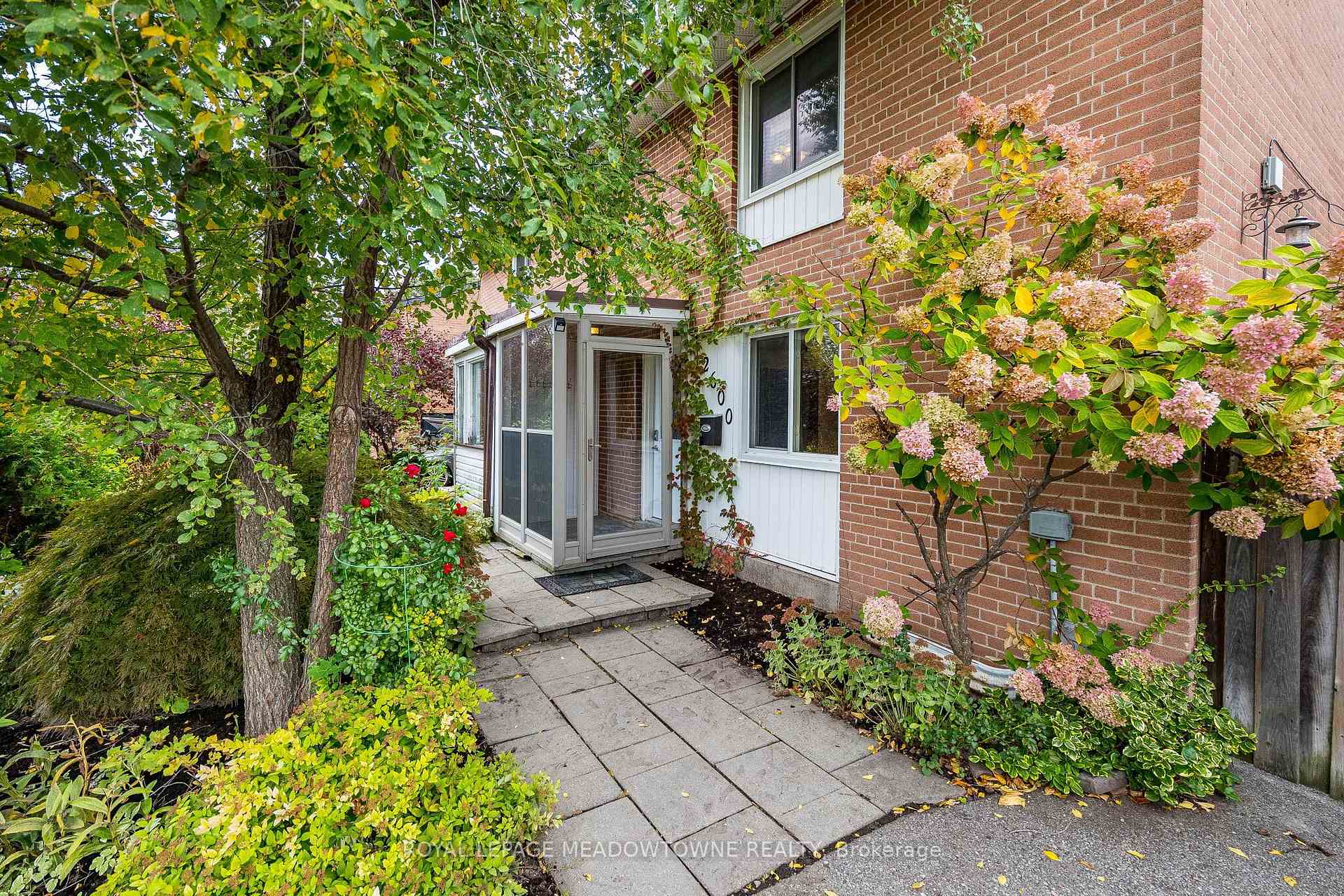 Photo 2 of 2600 Constable Road, Mississauga, Clarkson — HOMEH
