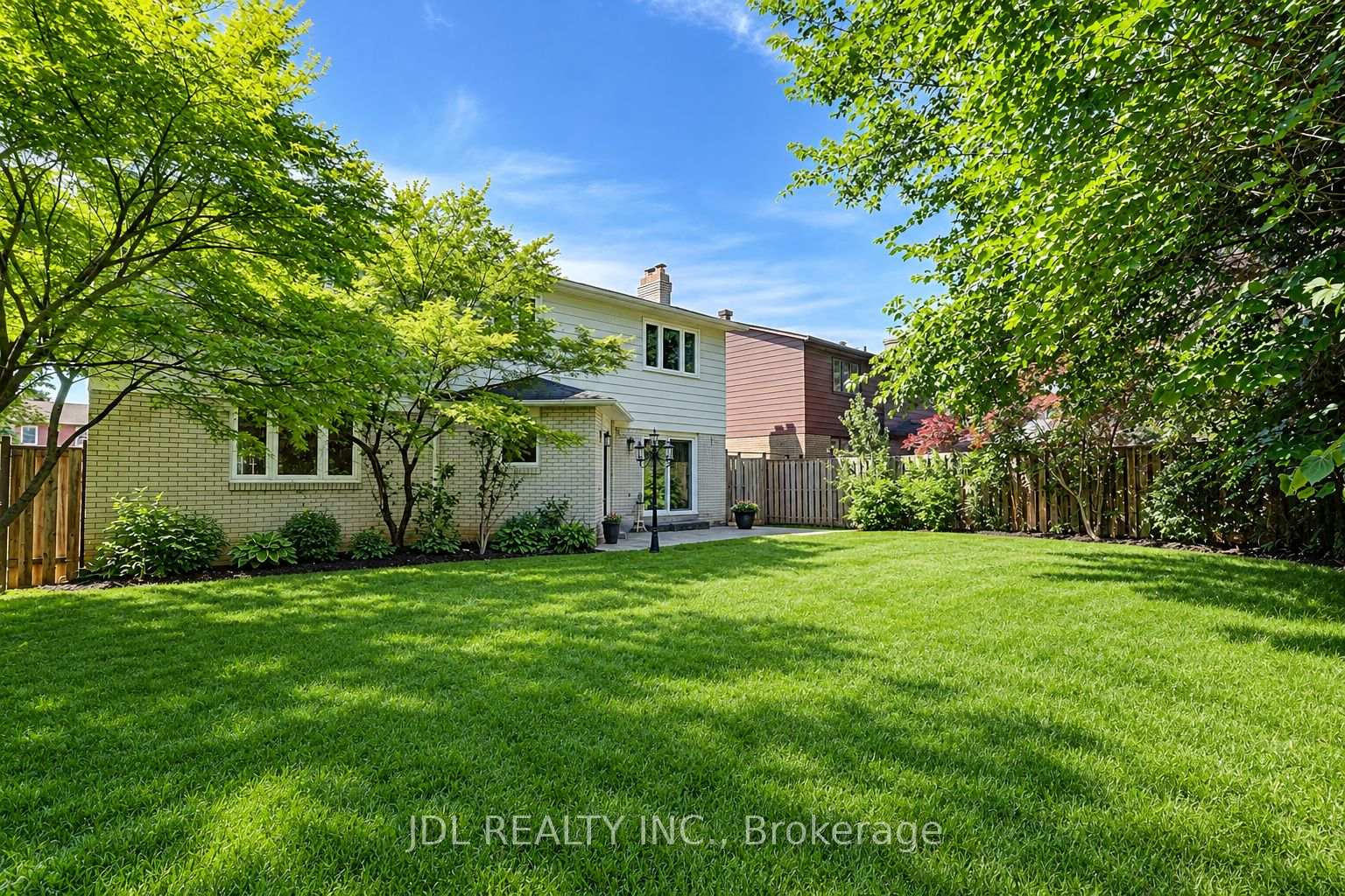 Photo 41 of 20 Mossgrove Trail, North York, St. Andrew-Windfields — HOMEH